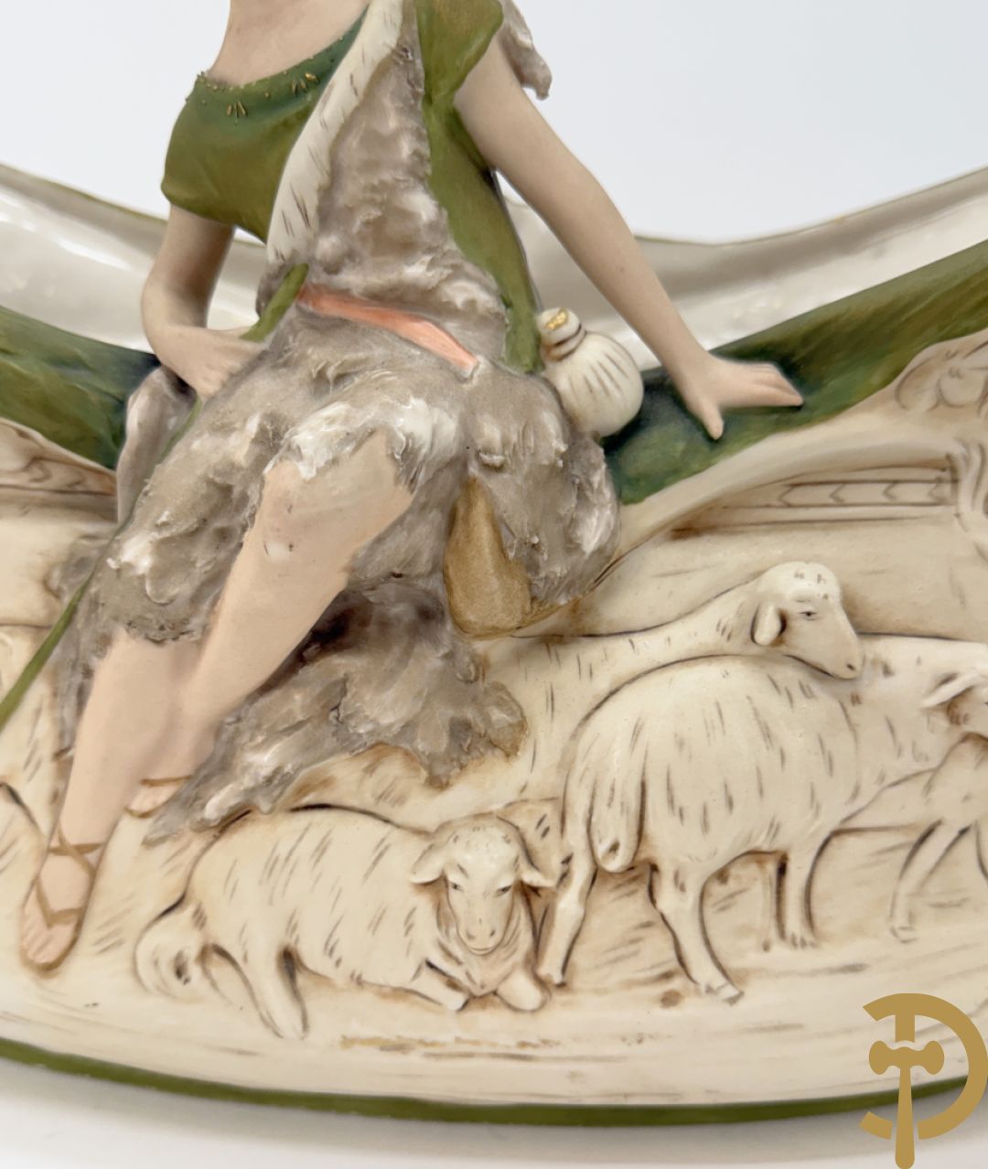 Coupe in Royal Dux met herder en schapen, nummer 1224, gemerkt onderaan