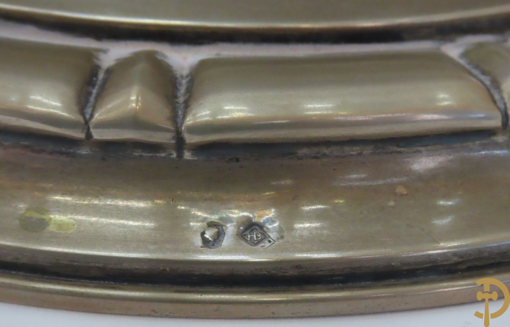 Gekleurde kristallen coupe op massief zilveren voet, gemerkt HB