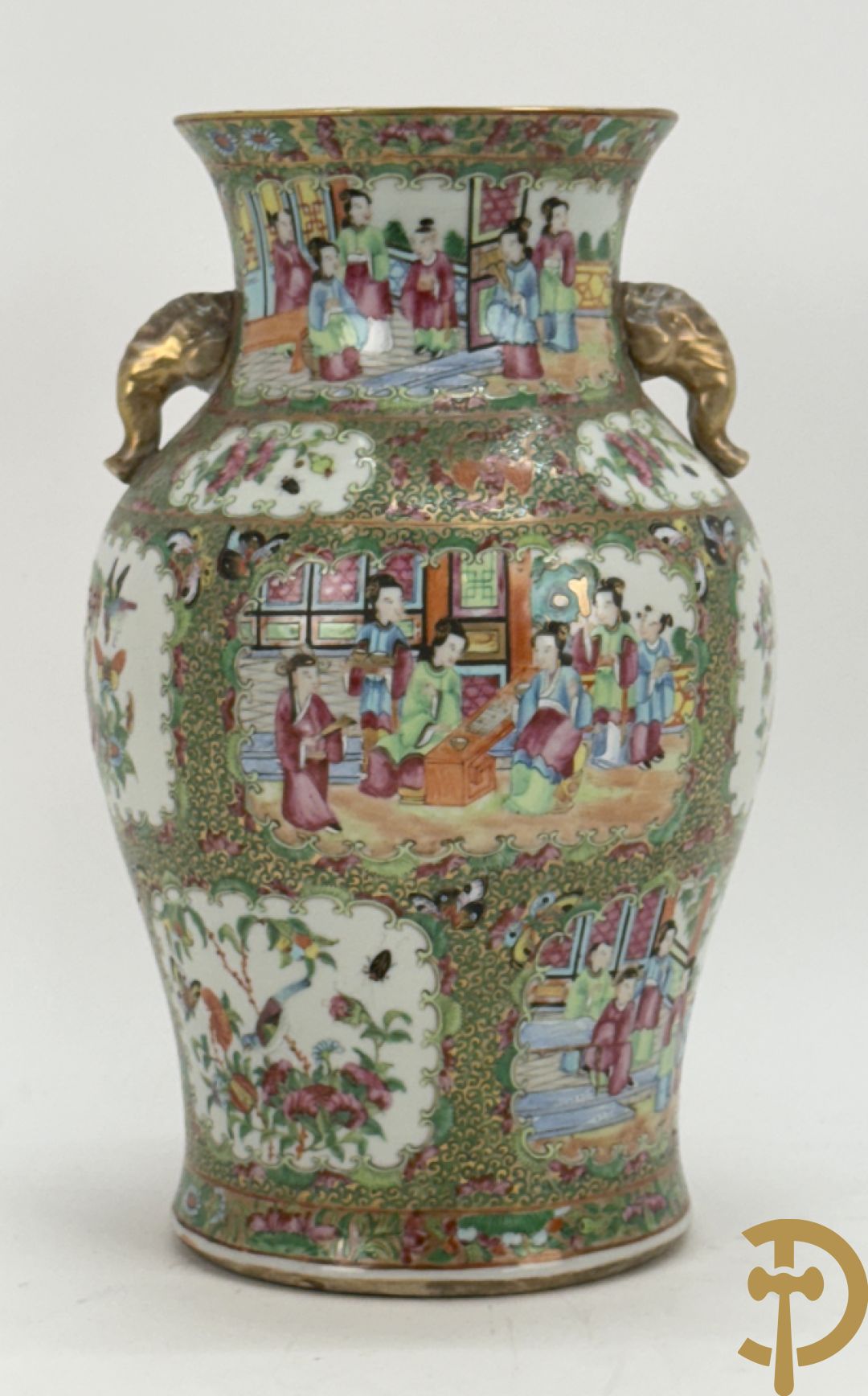 Chinese porseleinen Kantonvaas met geanimeerde taferelen, bloemen, vogel en vlinderdecor