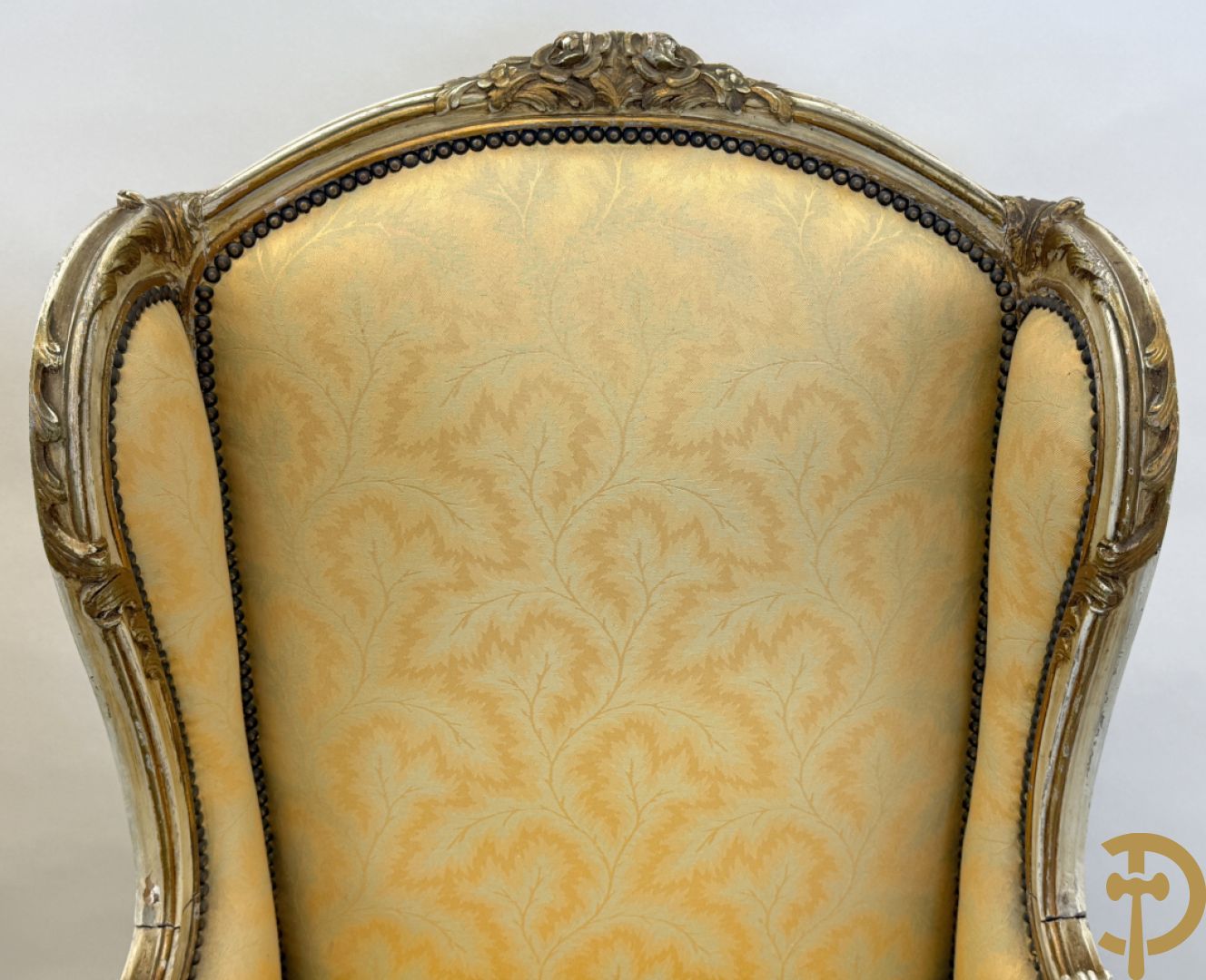 Paar Louis XV bergères met wangen, gesculpteerde accanthusranken en bloemenmotieven