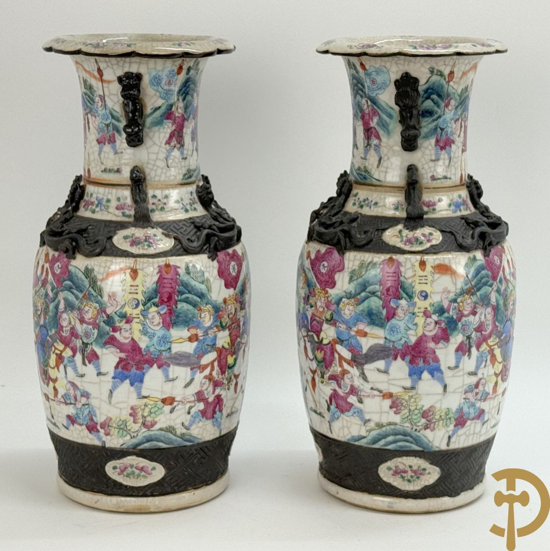 Paar Nankin vazen met dansende figuren en krijgertaferelen op houten sokkels