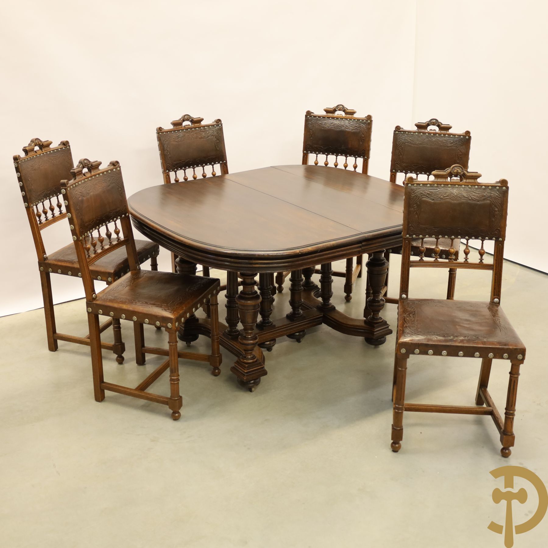 Notelaren Henri II tafel met ballusters (uittrekbaar) + 6 bijhorende stoelen met lederbekleding