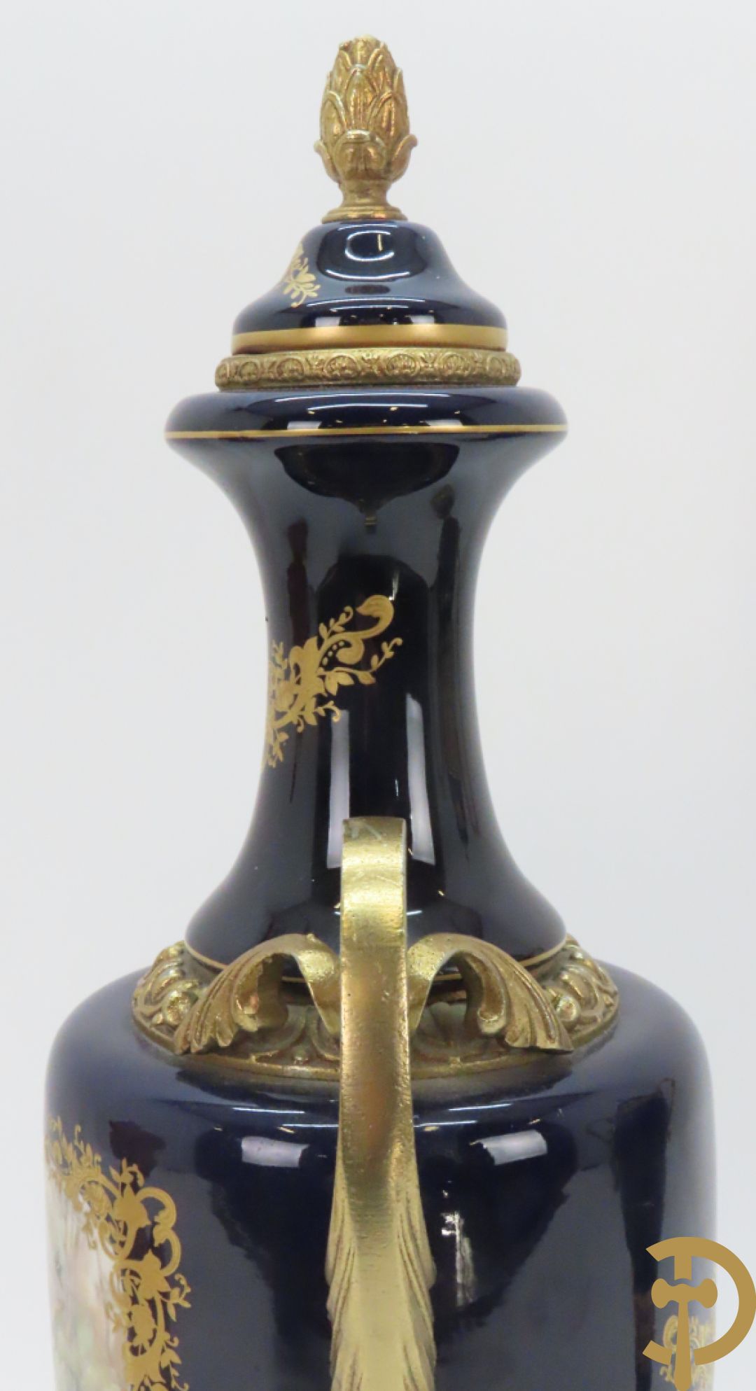 Twee porseleinen Stijl Sèvres cassolettes + dekselpotiche met bloemendecor + vijfarmige kandelaar Sèvres stijl, ACF