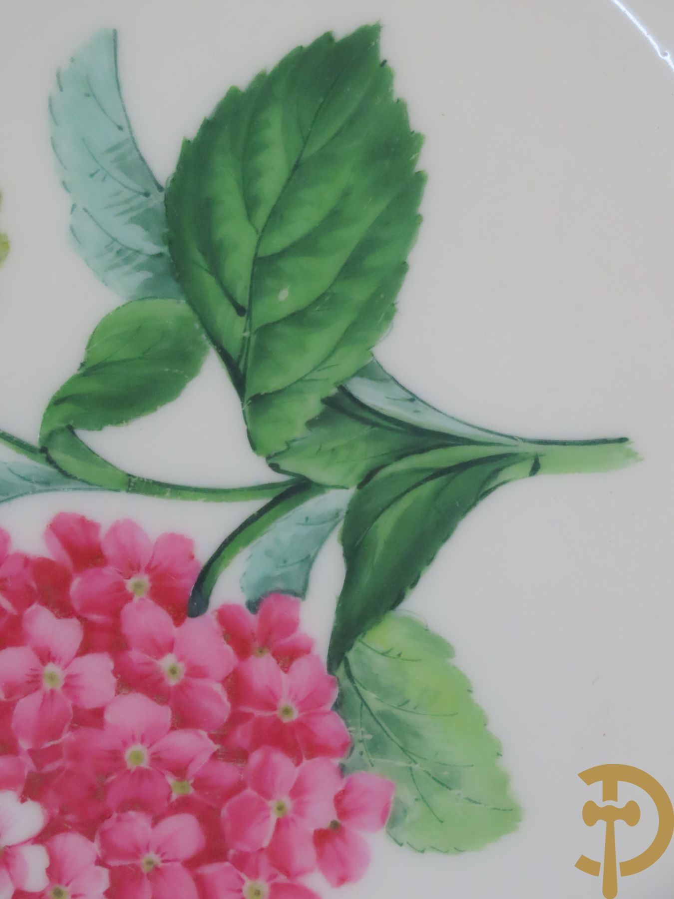 Zes porseleinen borden onder gemerkt met zwaarden / Meissen : 1 bord met stadstafereel, 1 verlucht bord met drakendecor, 1 bord met vogeldecor, 1 met bloemen en 2 met bloemendecor omgeven door vergulde rand