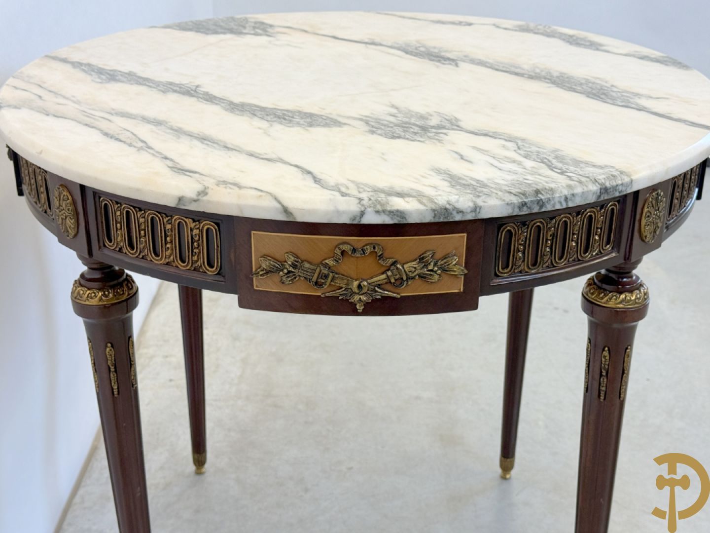 Ronde salontafel met bronsbeslag en marmeren blad op gecanneleerde poten