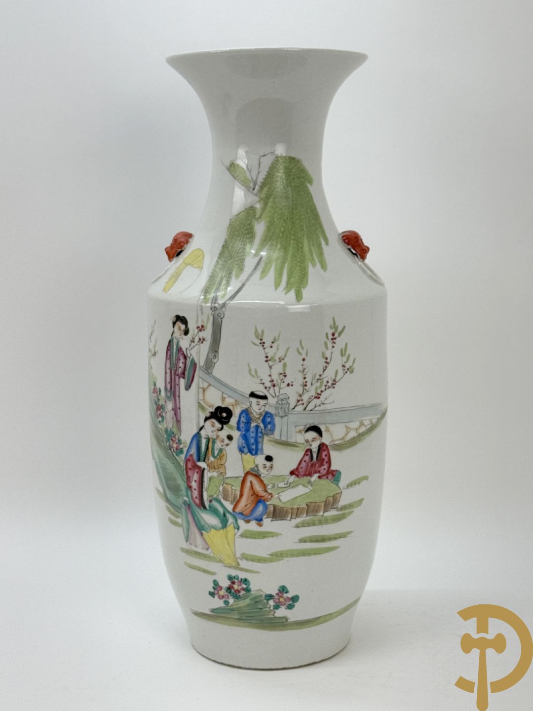 Twee rolvazen met bloemen- en vogeldecor + dekselpotiche met vogeldecor + Chinese vaas met decor van dames en kinderen