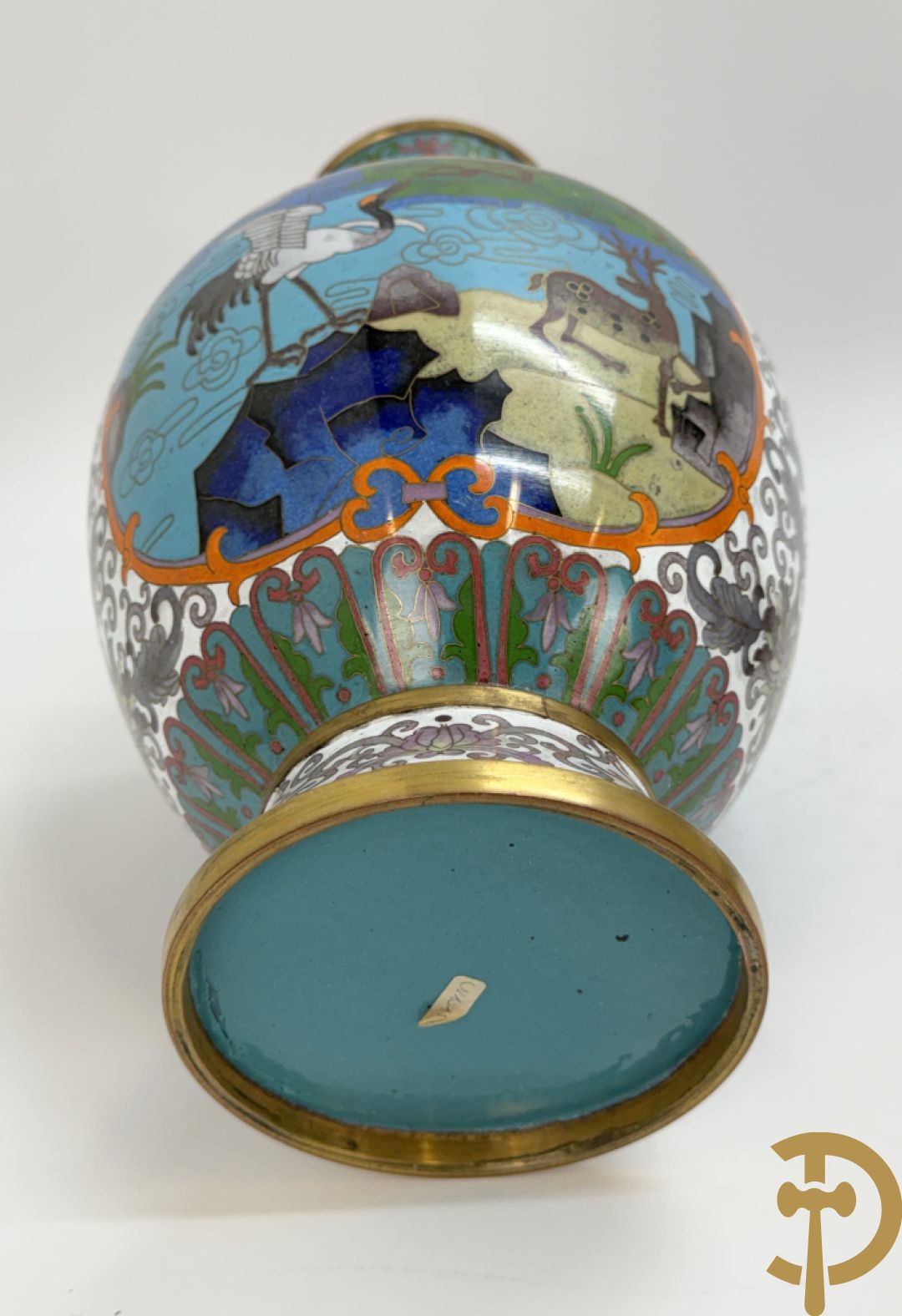 Paar cloisoné vazen met decor van vogels en bloemen op bijhorende zwarte sokkels