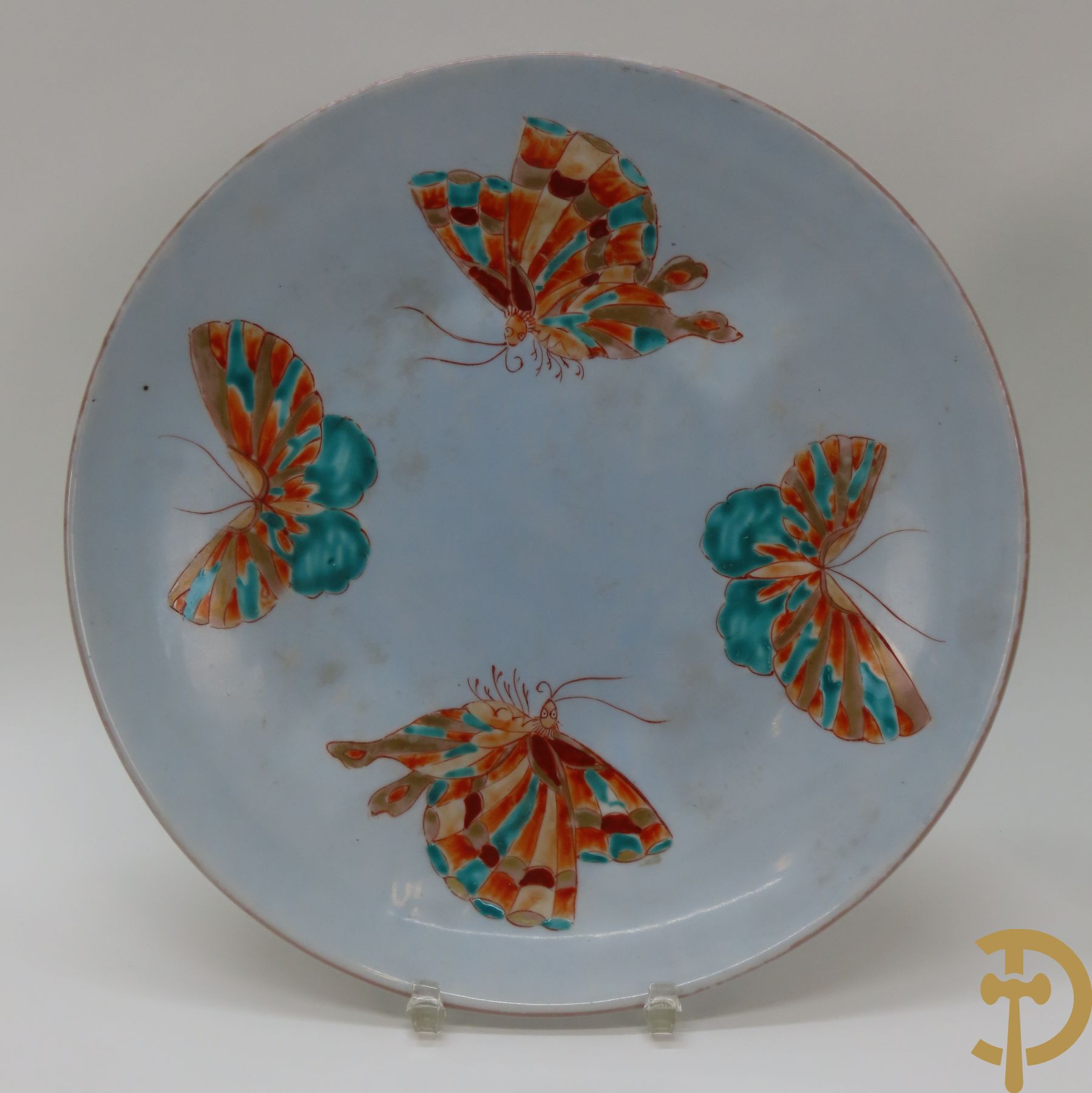 Paar porseleinen borden met vlinderdecor