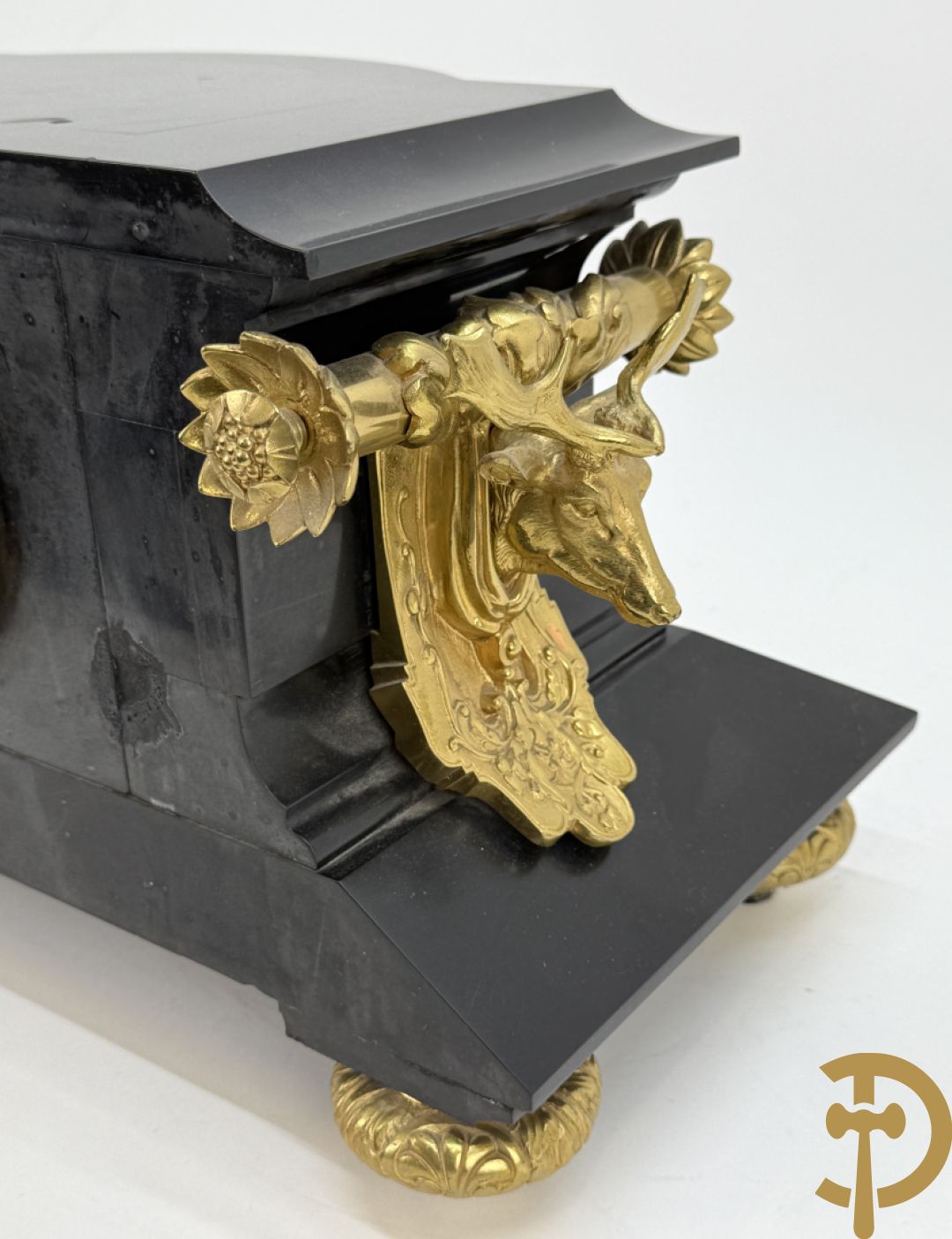 Zwart marmeren garnituur Napoleon III bestaande uit paar bronzen vuurrvergulde vijfarmige kandelaars bezet met vogels op zwarte marmeren basis met hertenkoppen + zwart marmeren middenstuk met klok bezet met hertenkoppen (zonder beeld)