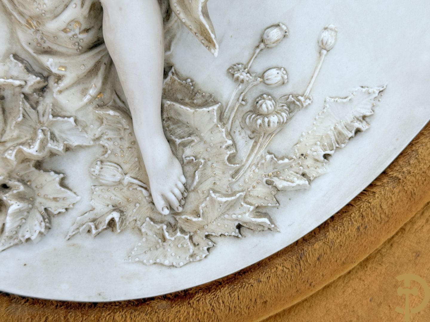 Paar ovale porseleinen plakkettes met elegante dame in bloemenveld