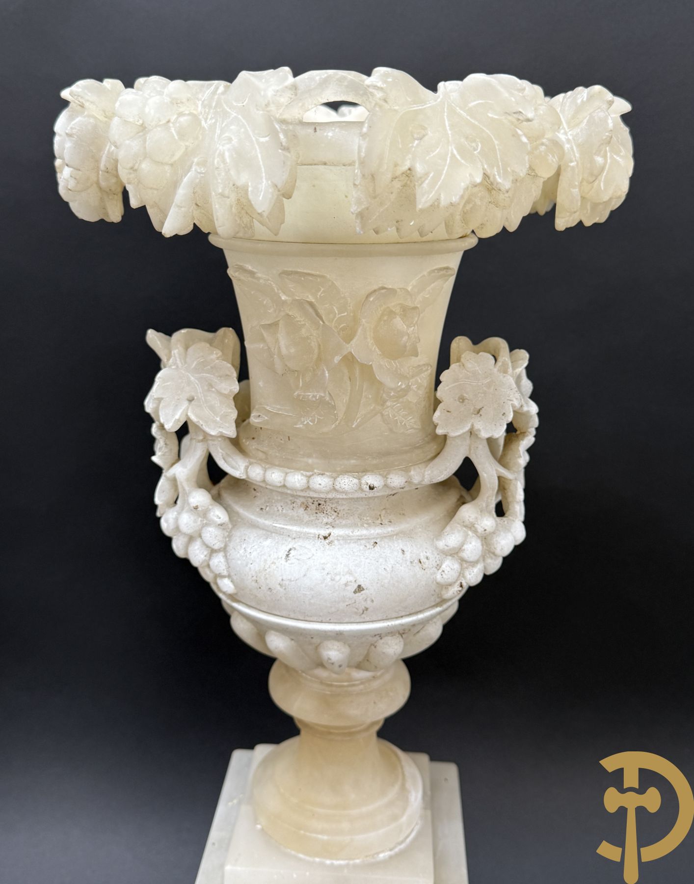 Paar handgesculpteerde albasten vazen met bloemen- en accanthusranken