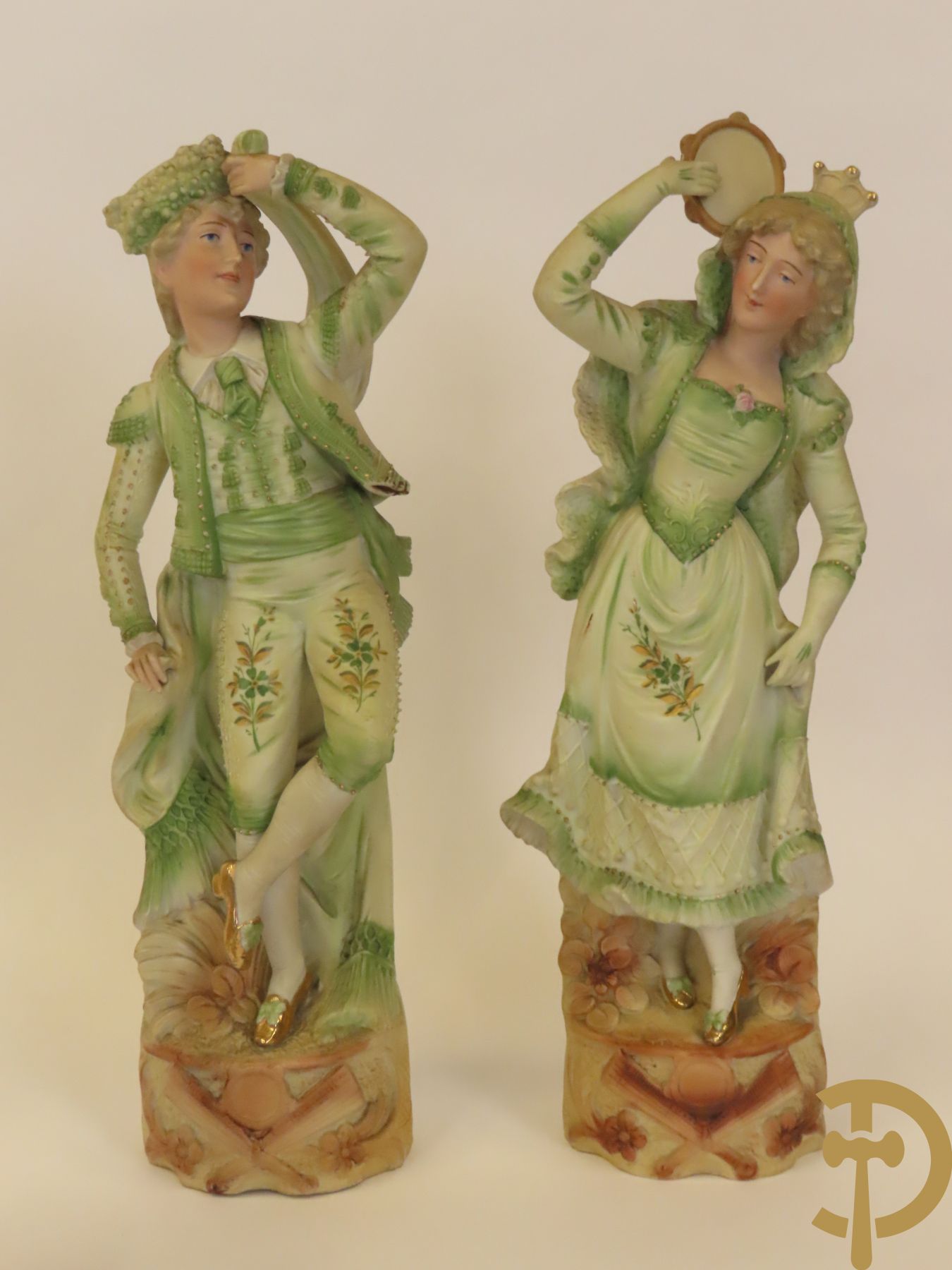 Meerkleurige porseleinen damesbuste + 14 biscuits