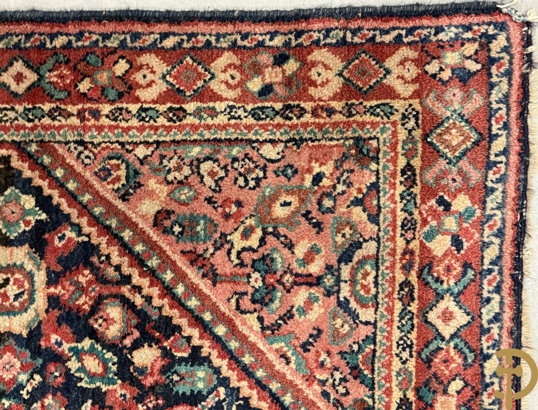 Drie oosterse handgeknoopte tapijten met blauwe fond