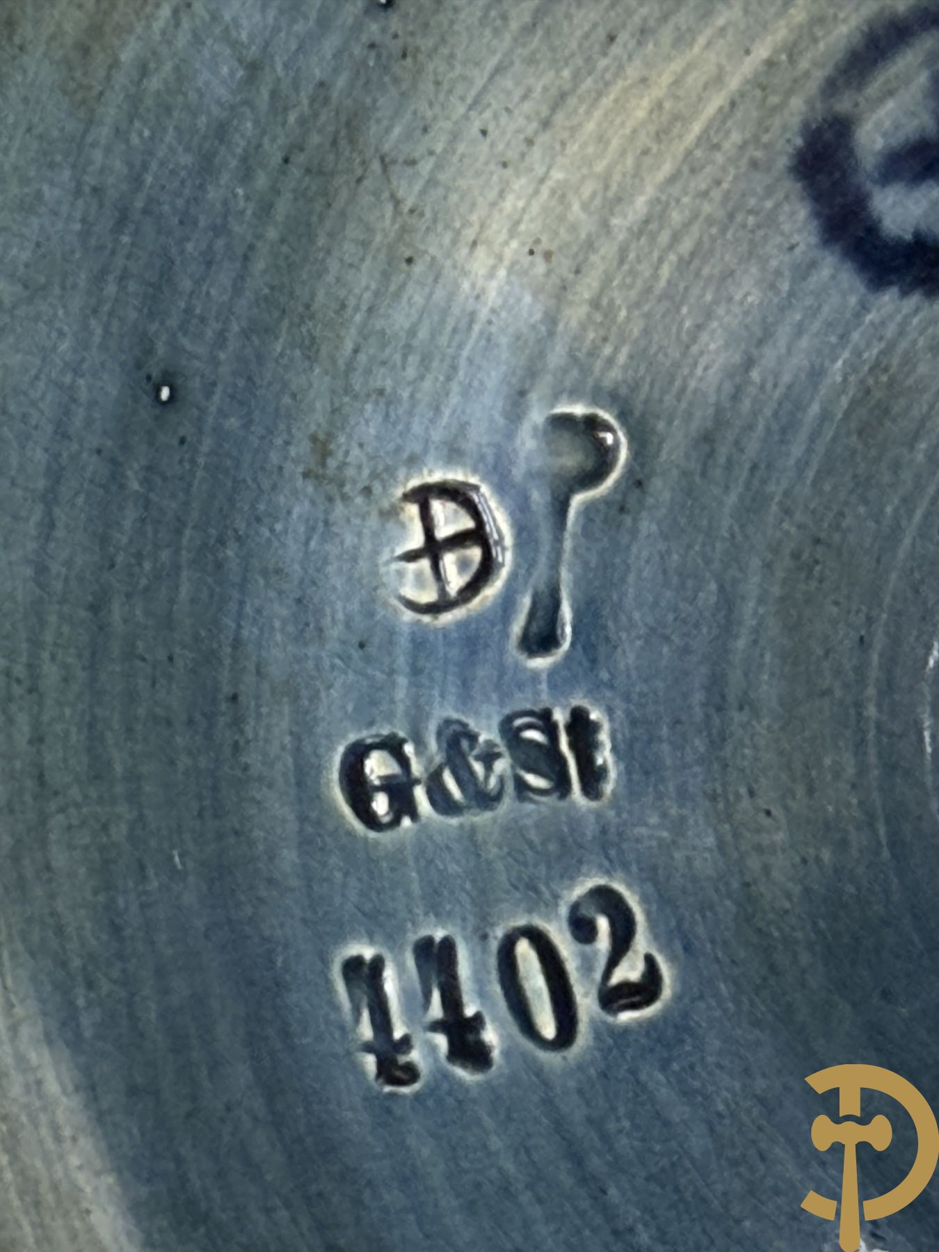 Paar meerkleurige vazen in Oostenrijkse faience met bloemendecor op koperen voet, Gerbing & Stephan, begin 1900