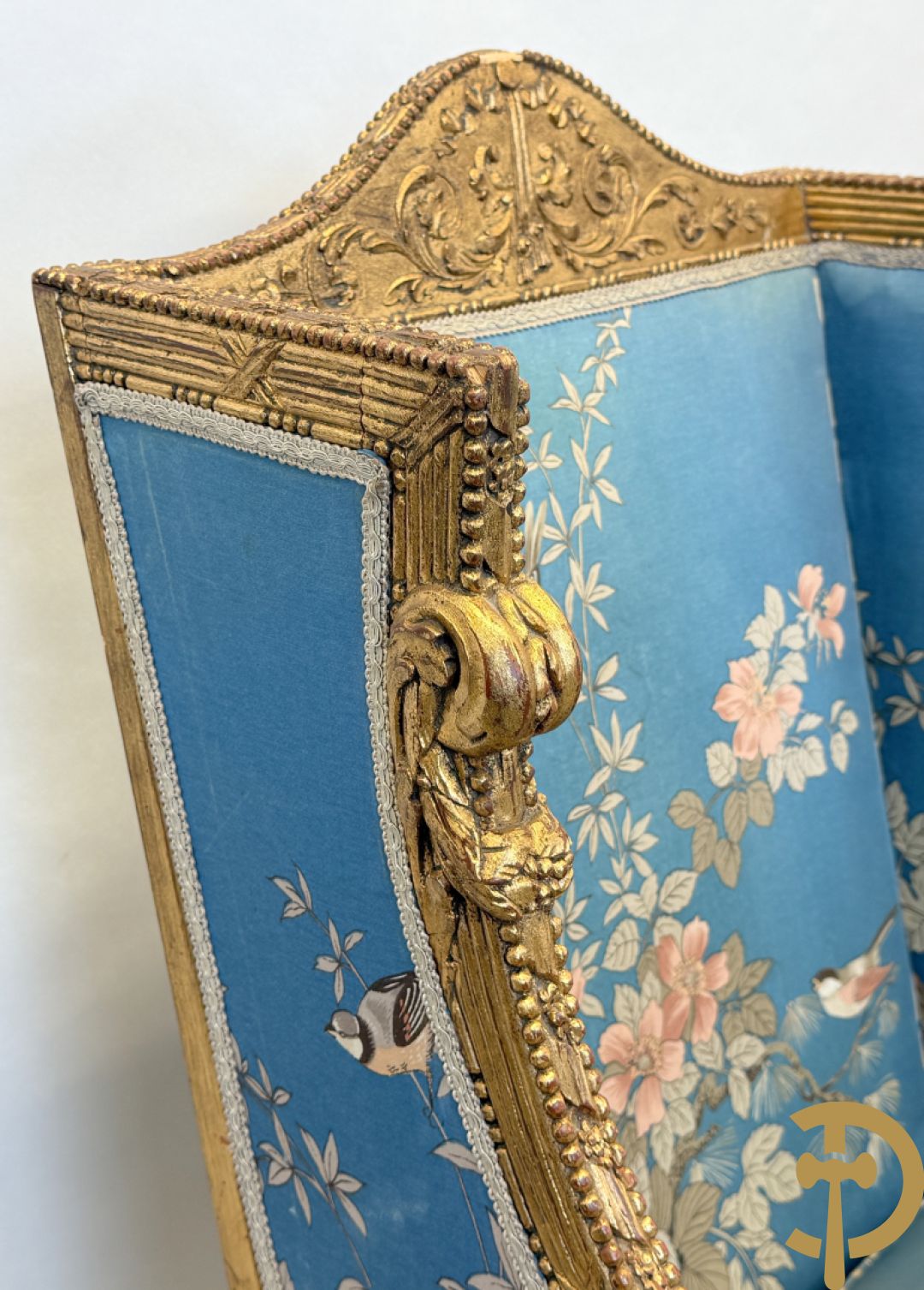 Twee vergulde bergères met gesculpteerde accanthusranken en guirlandes