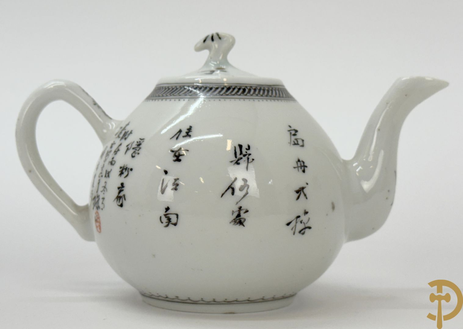 Chinees porseleinen theekannetje met landschapsdecor, vooraan en achteraan Chinese tekens, Republieks periode + kleine Kanton theekan