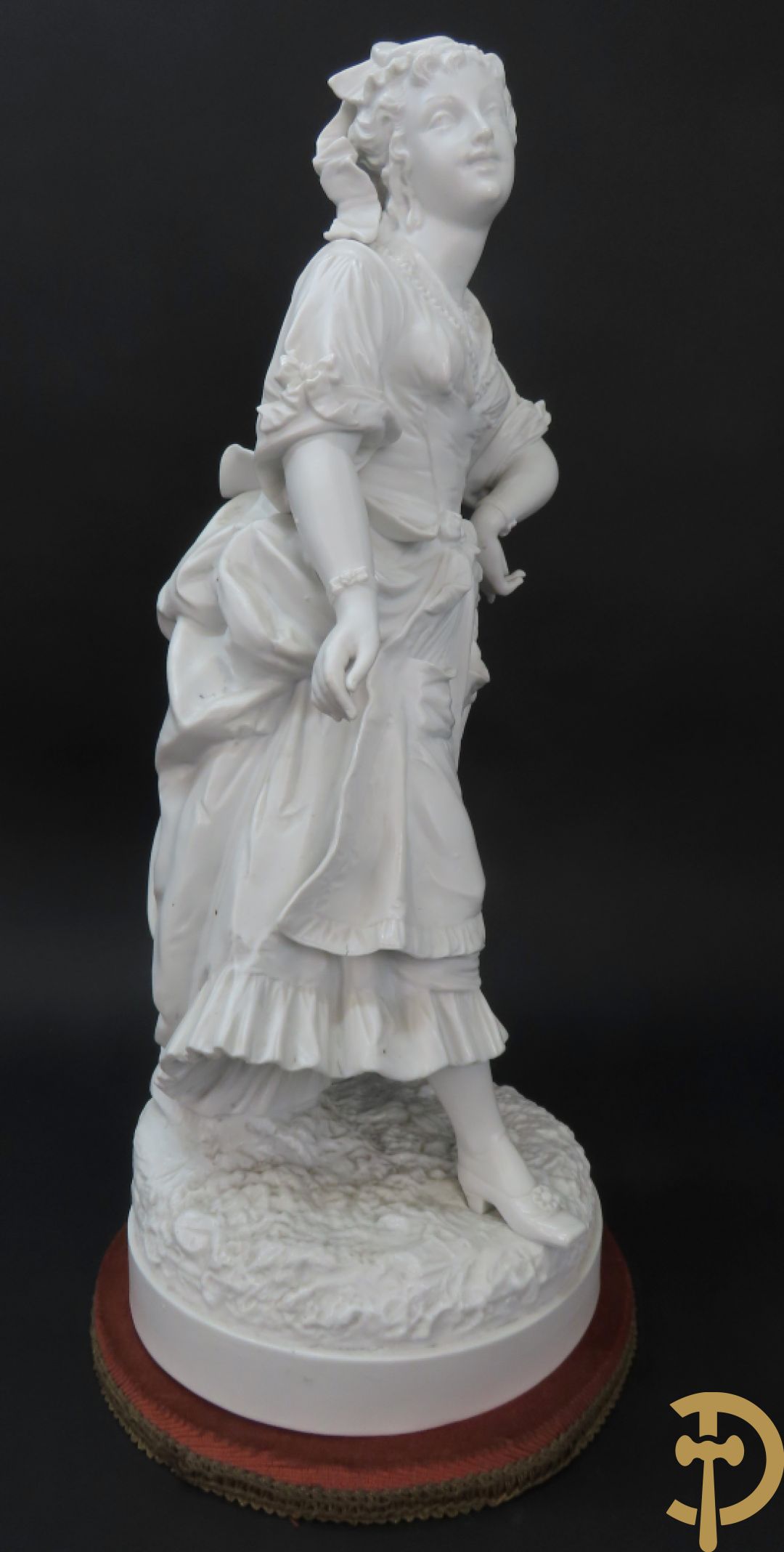 Paar grote witte biscuits van elegant koppel, onderaan gemerkt AM