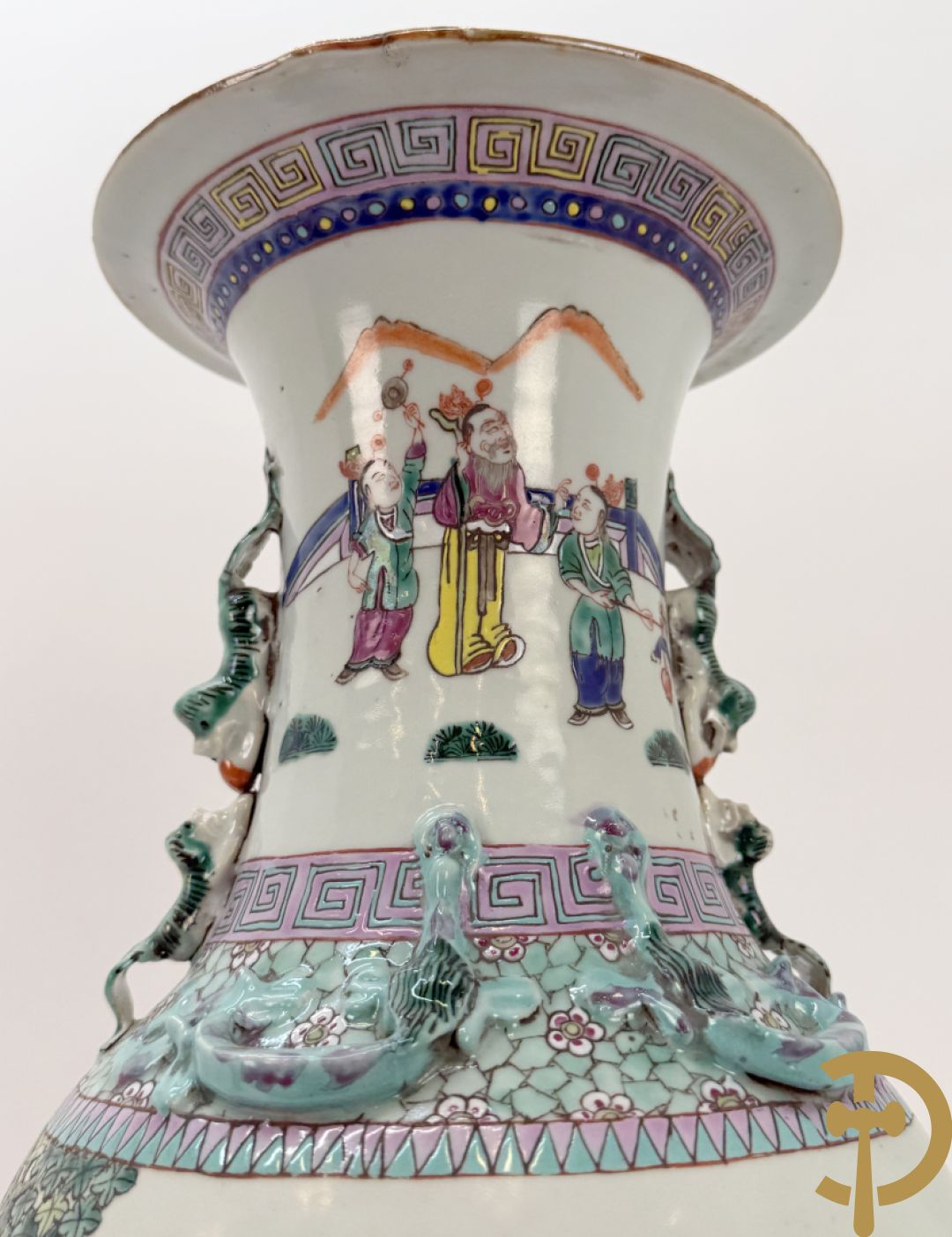 Chinese porseleinen vaas met dubbel decor van geanimeerd interieurzicht en mannen op paarden