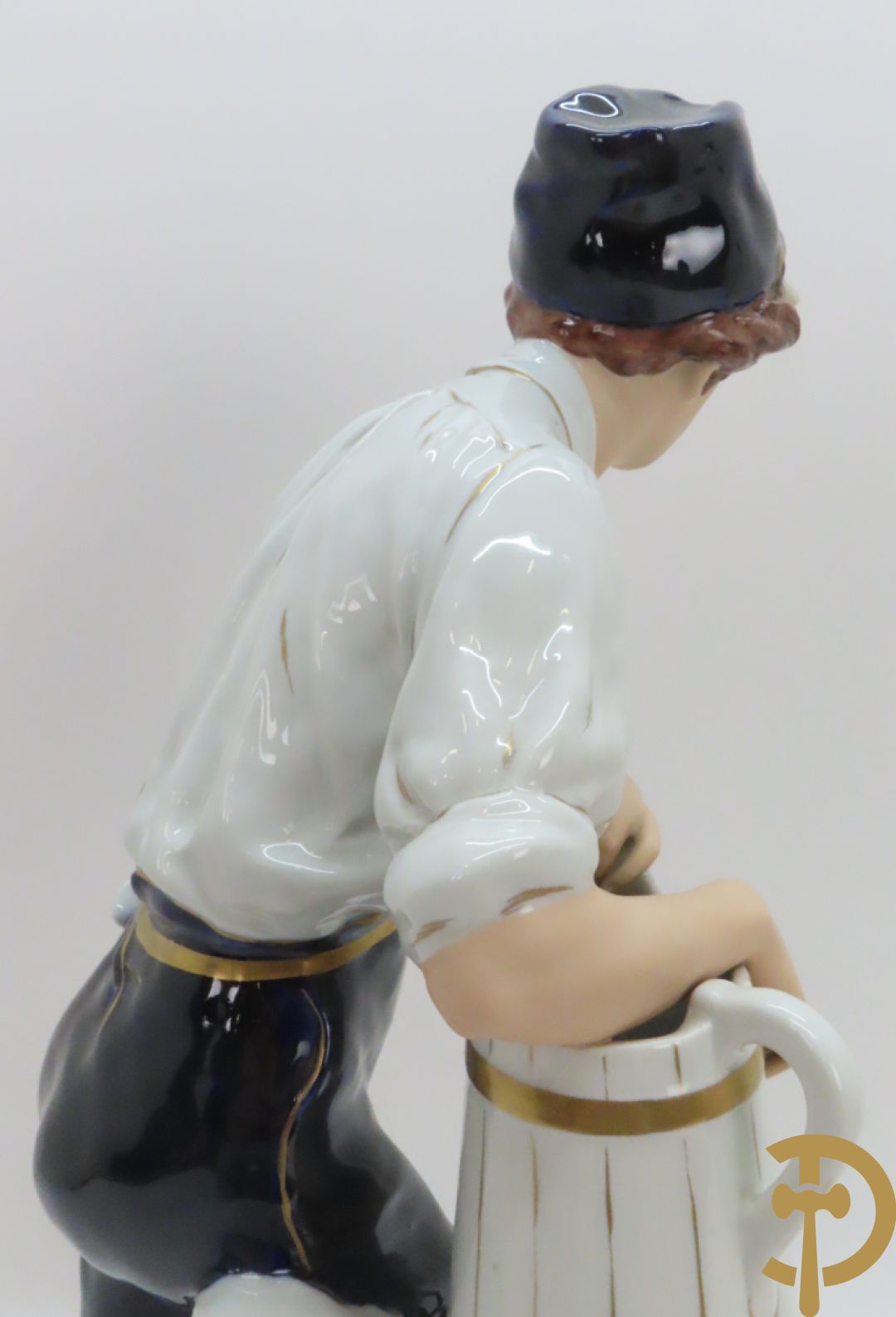 Paar Royal Dux personages van dame en heer bij de waterkraan, onderaan gemerkt en genummerd 10965 en 10563