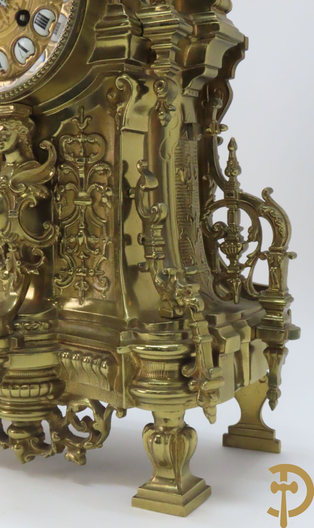 Driedelige koperen Neo Renaissance garnituur bestaande uit klok met amfoor bovenaan en Neo Renaissance motieven, Richond 11 Bd Mont Martre getekend - geflankeerd door paar vijfarmige kandelaars