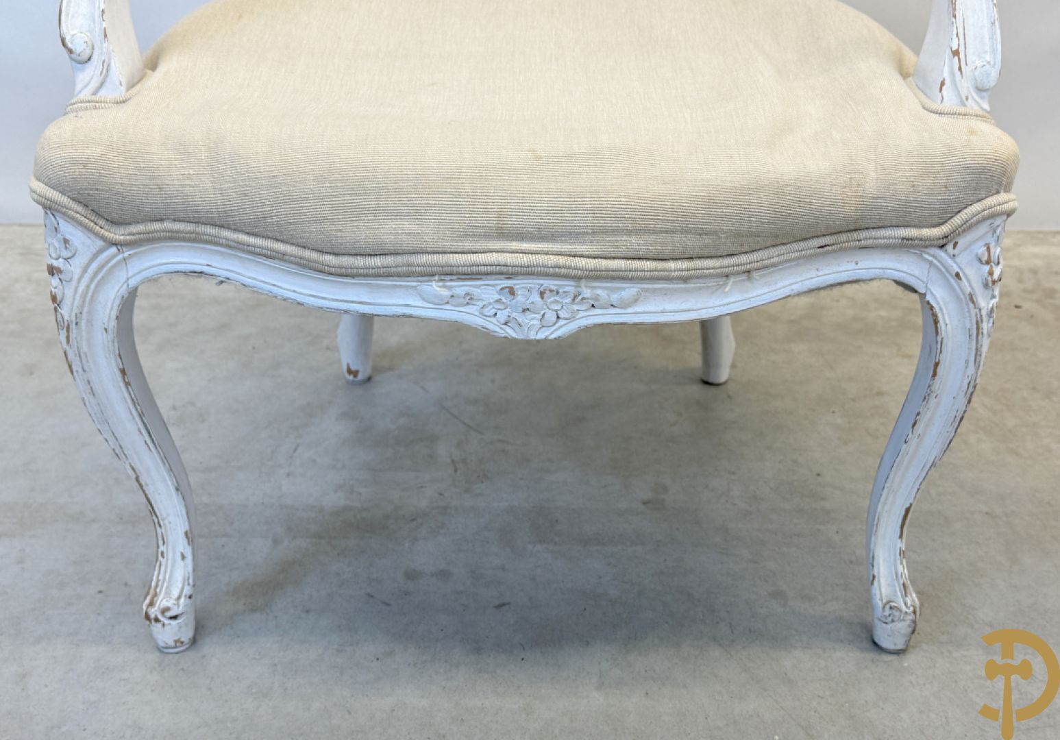 Paar wit gemonochromeerde Louis XV armzetels op voluutvormige poten + 1 andere