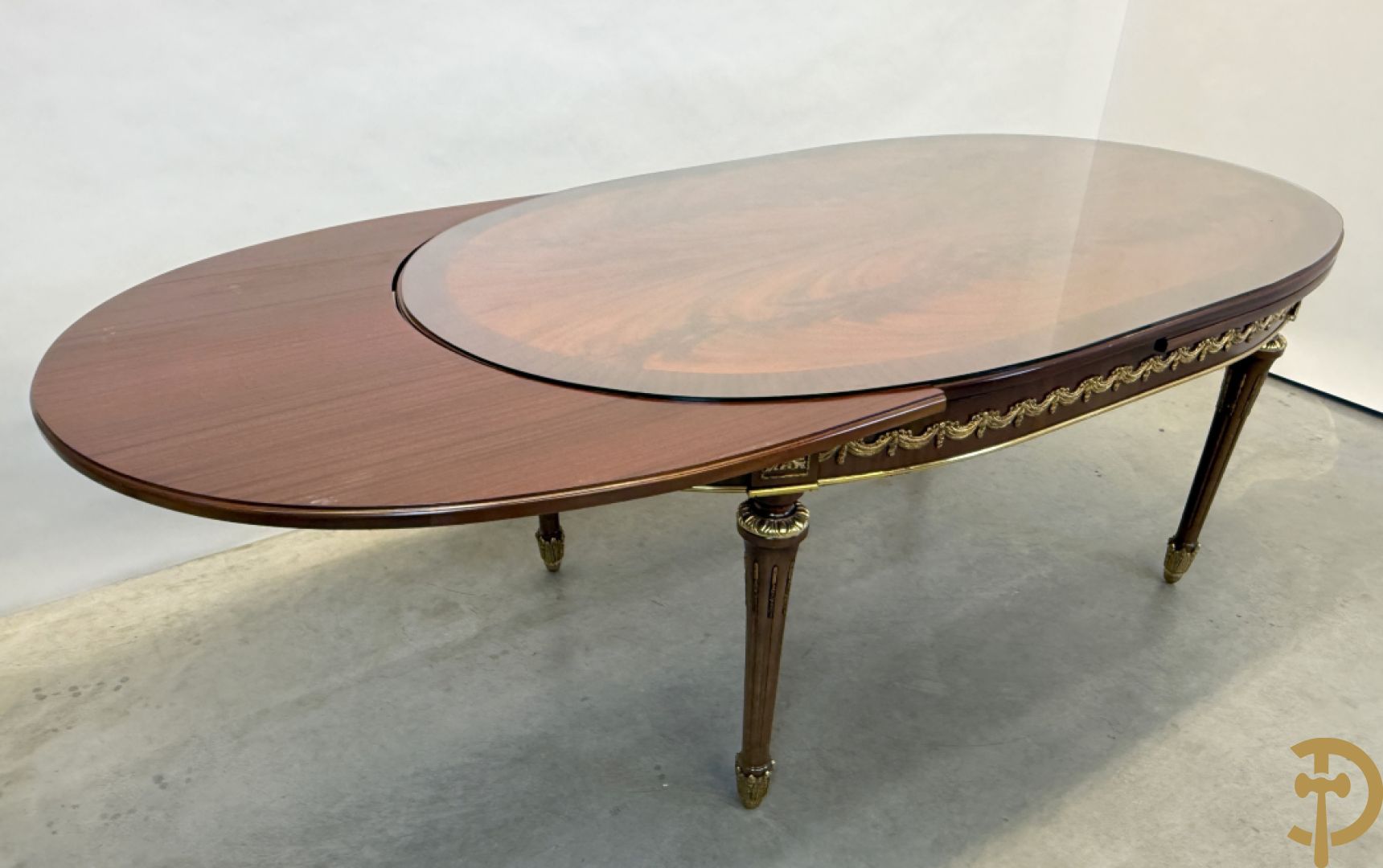 Ovale notelaren tafel bezet met bronsbeslag op gecanneleerde poten