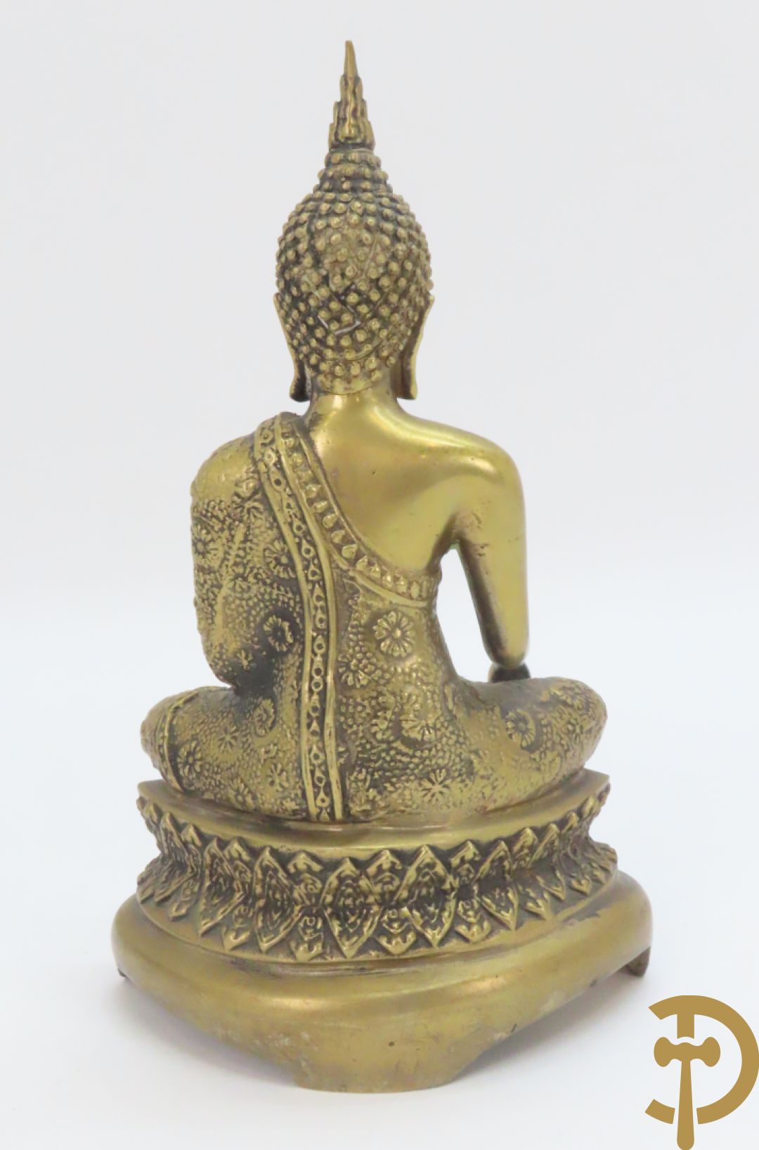 Bronzen zittende boedha + boedha in verweerd metaal