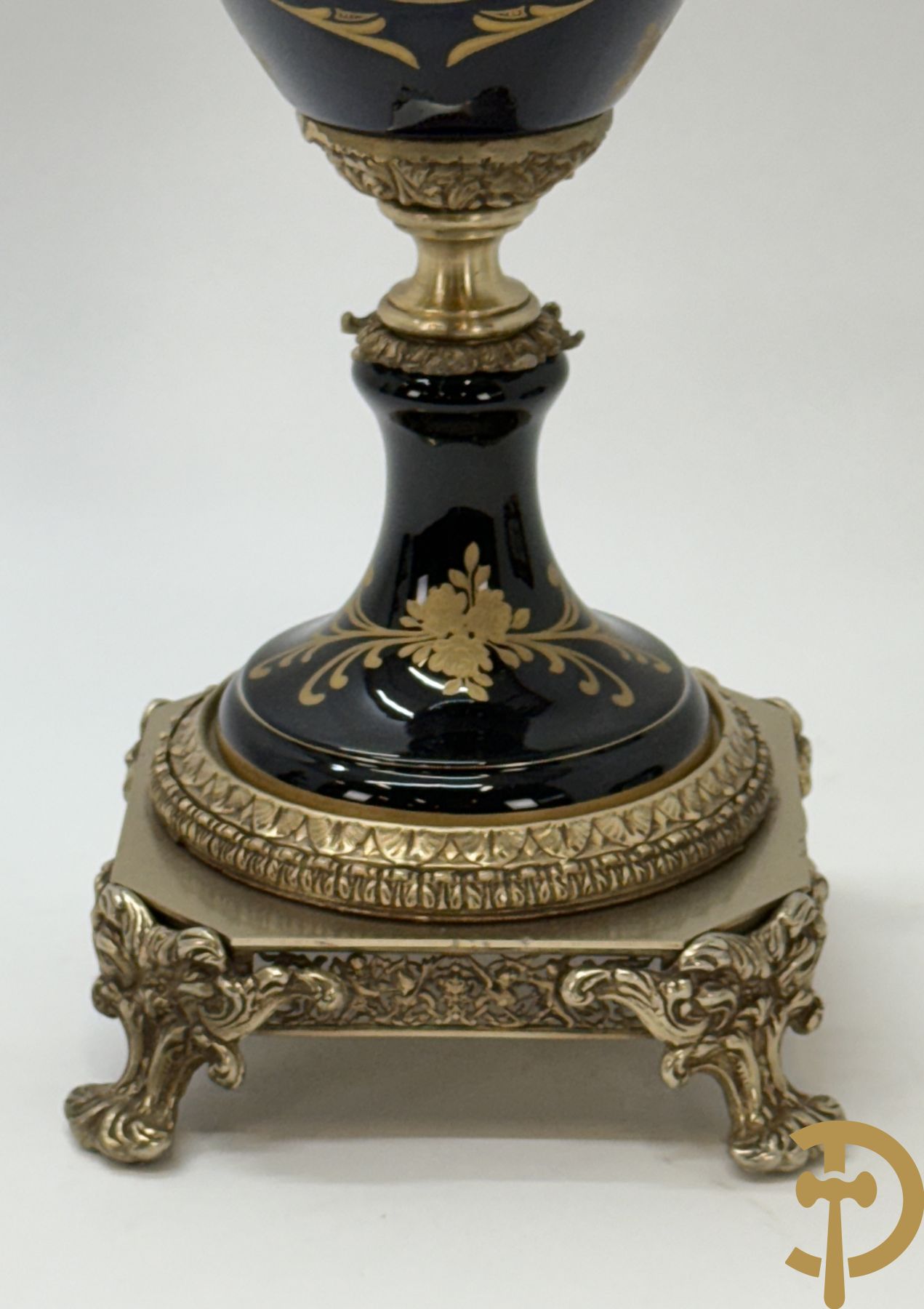 Sèvres stijl vaas met geanimeerde galante scène, zijdelings met paar bronzen armen + schaal met bloementafereel, Limoges stijl