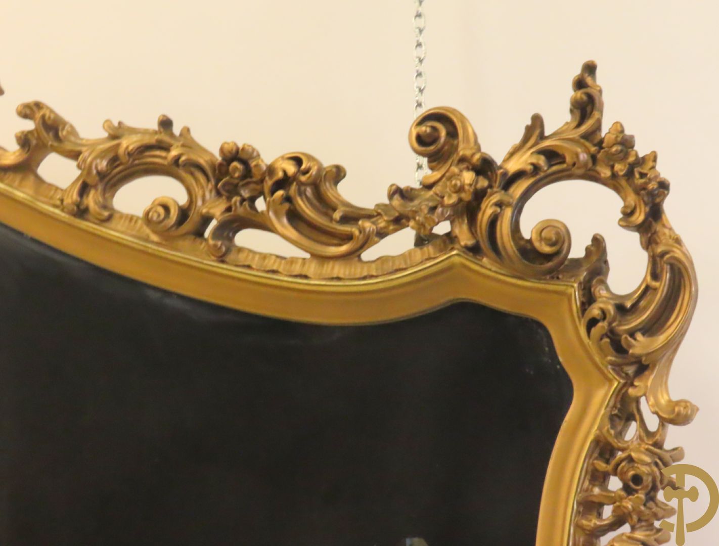 Uitzonderlijke vergulde Louis XV eetkamer bestaande uit vijfdeursdressoir met voluutvormige accanthusranken en rocailles, beschilderd met bloemenmotieven en centraal tafererel met hoornen des overvloeds + bijhorende spiegel vergulde tafel op voluutvormige poten met zes bijhorende stoelen + vitrine met accanthusranken en centrale deur, op voluutvormige poten