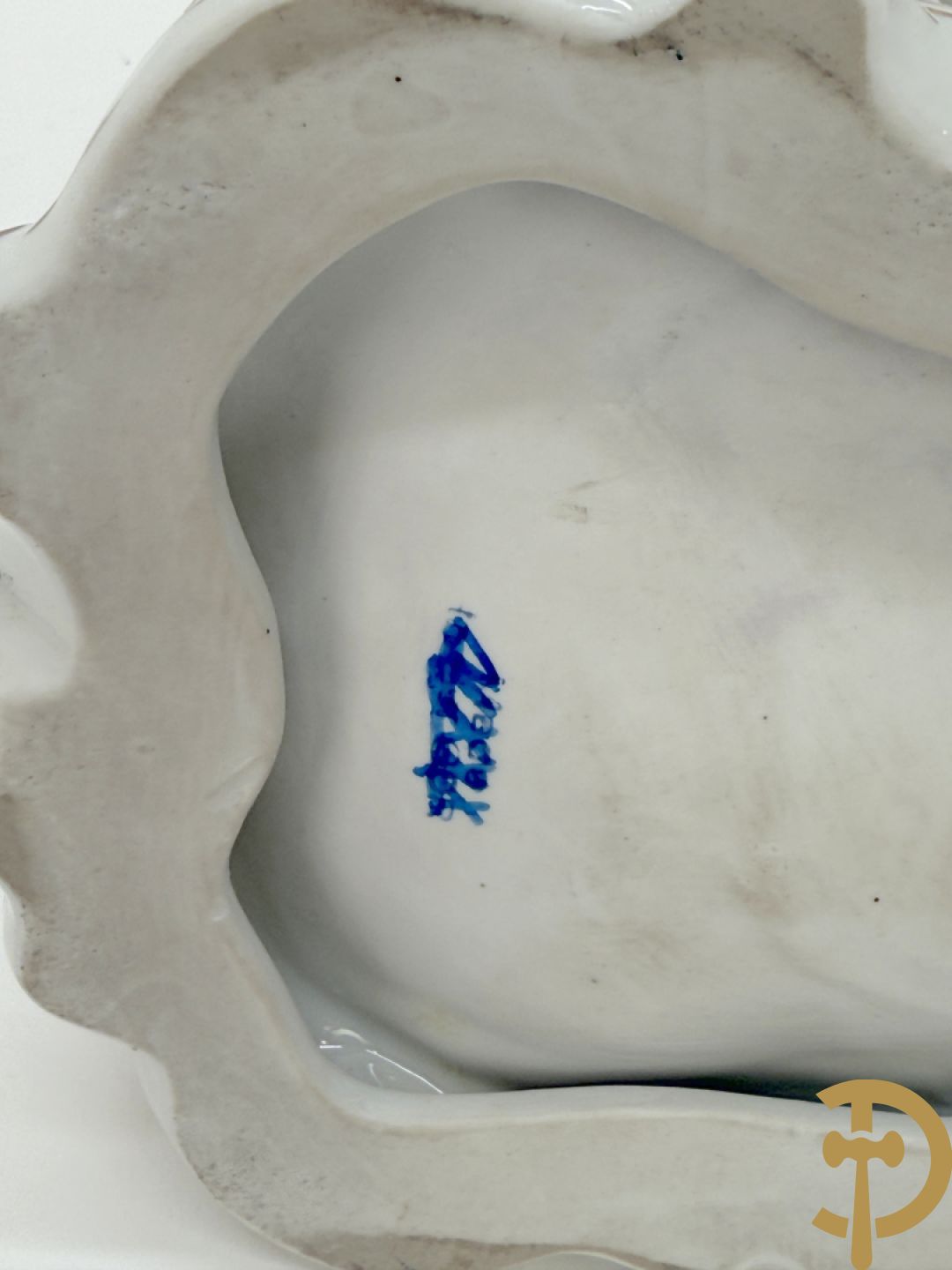 Vijf porseleinen lieftallige figuren, Unterweisbach en Sax + 2 porseleinen consooltjes met rocailles