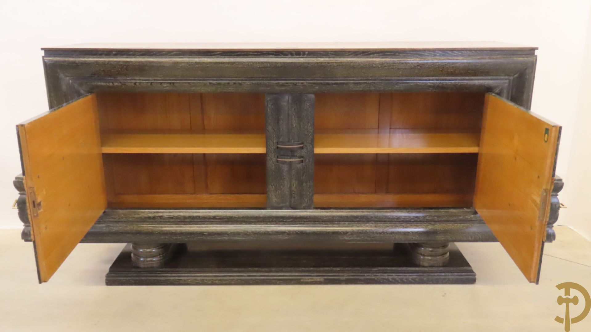 Art deco dressoir met 2 deuren en koperen baguette op sokkel