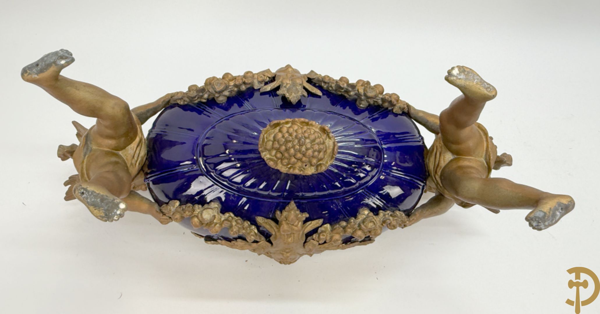 Blauwe coupe gehouden door paar zamak cupido