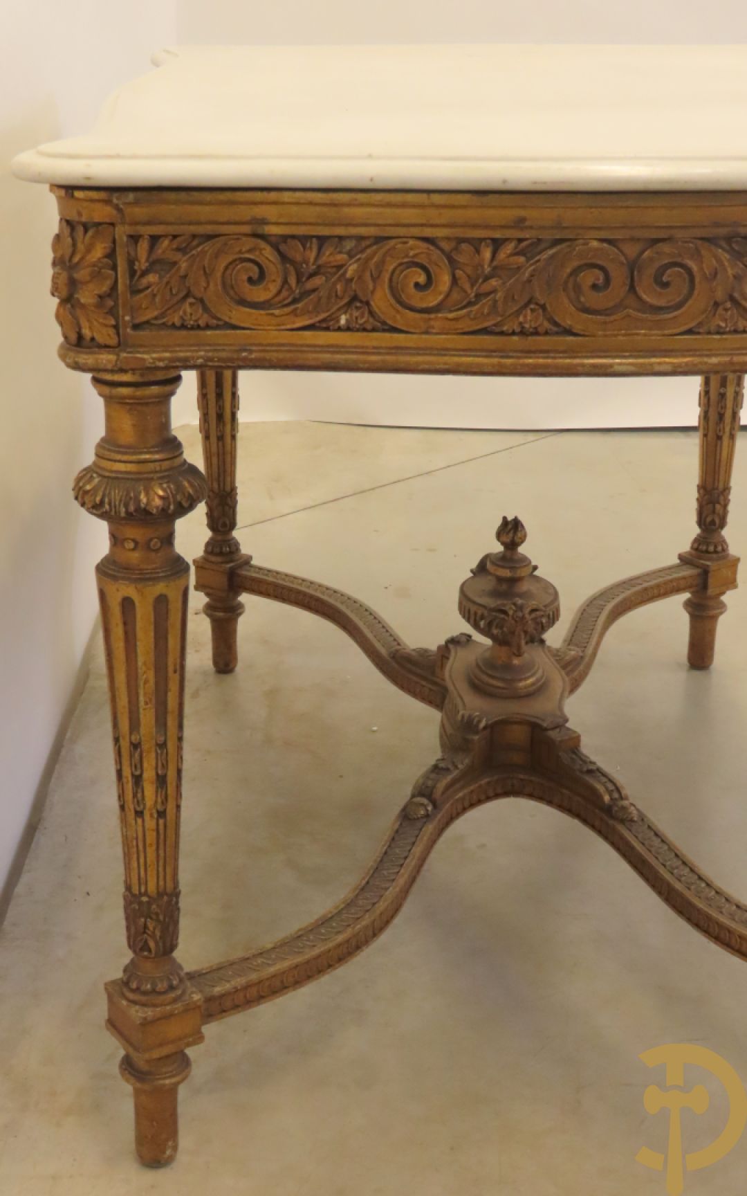 Vergulde salontafel met Louis XVI motieven op gecanneleerde poten