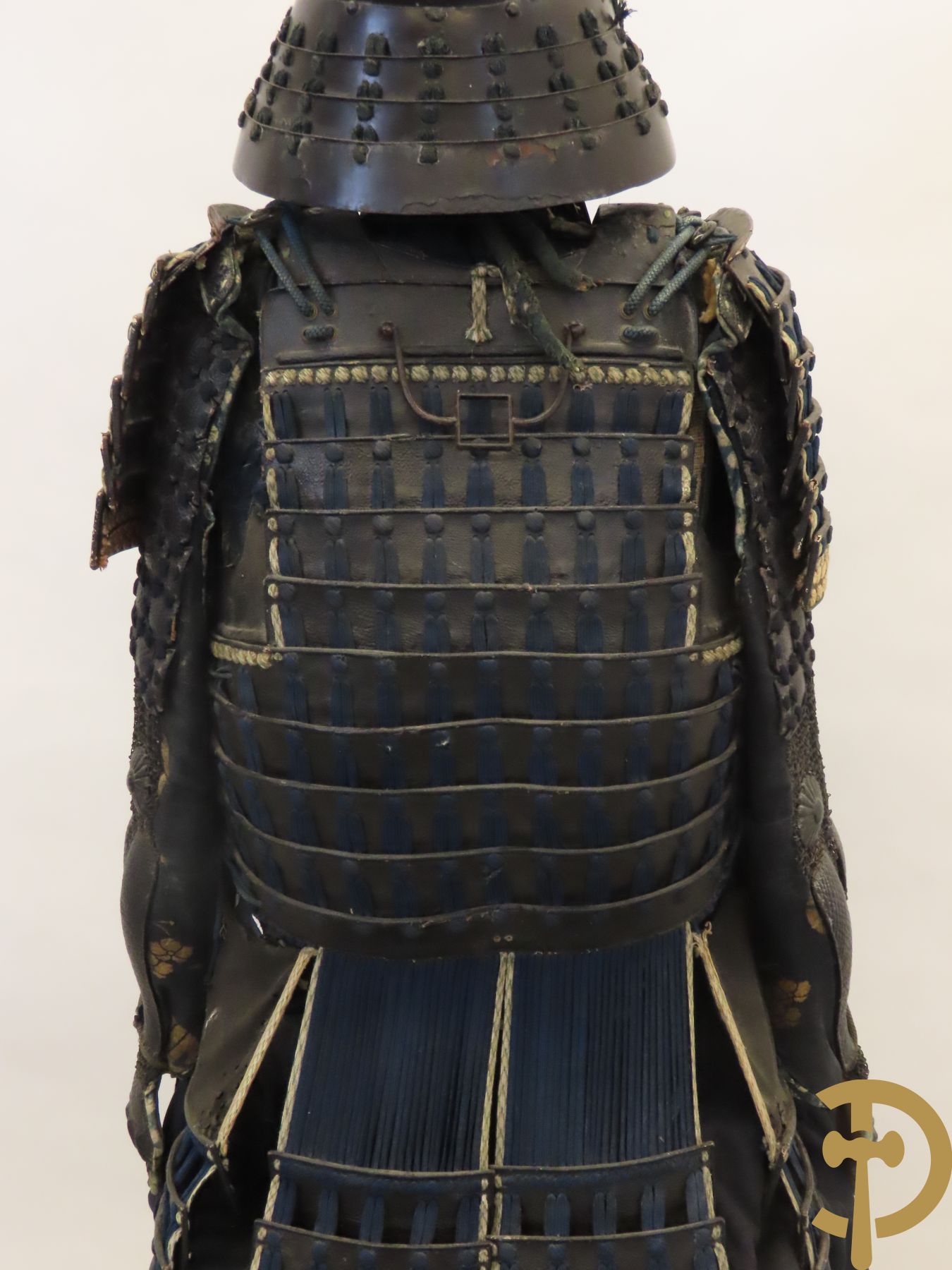 Antieke Aziatische samurai uitrusting op sokkel bestaande uit Nerikawa van leder (verschillende leeftijden)