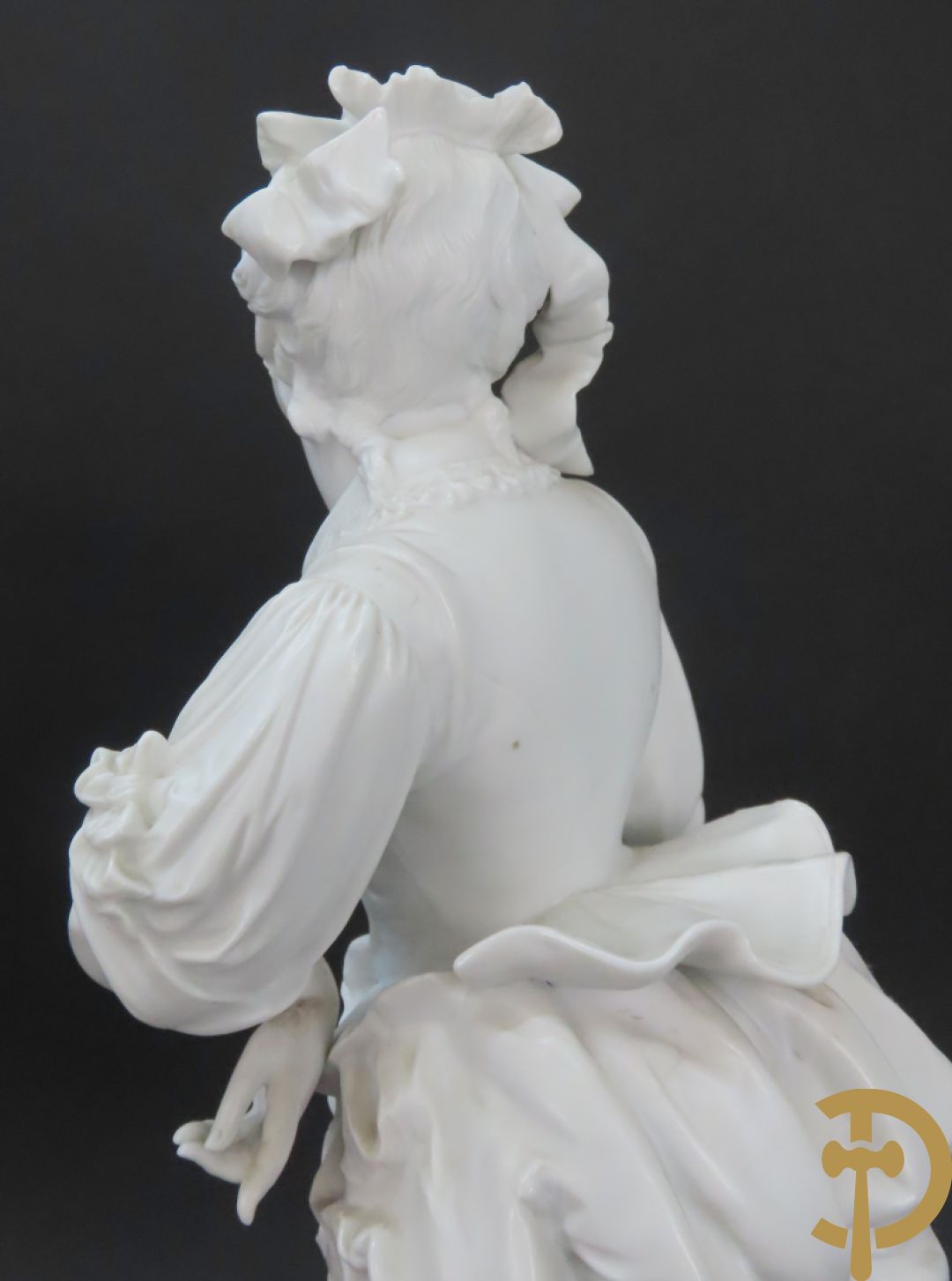 Paar grote witte biscuits van elegant koppel, onderaan gemerkt AM