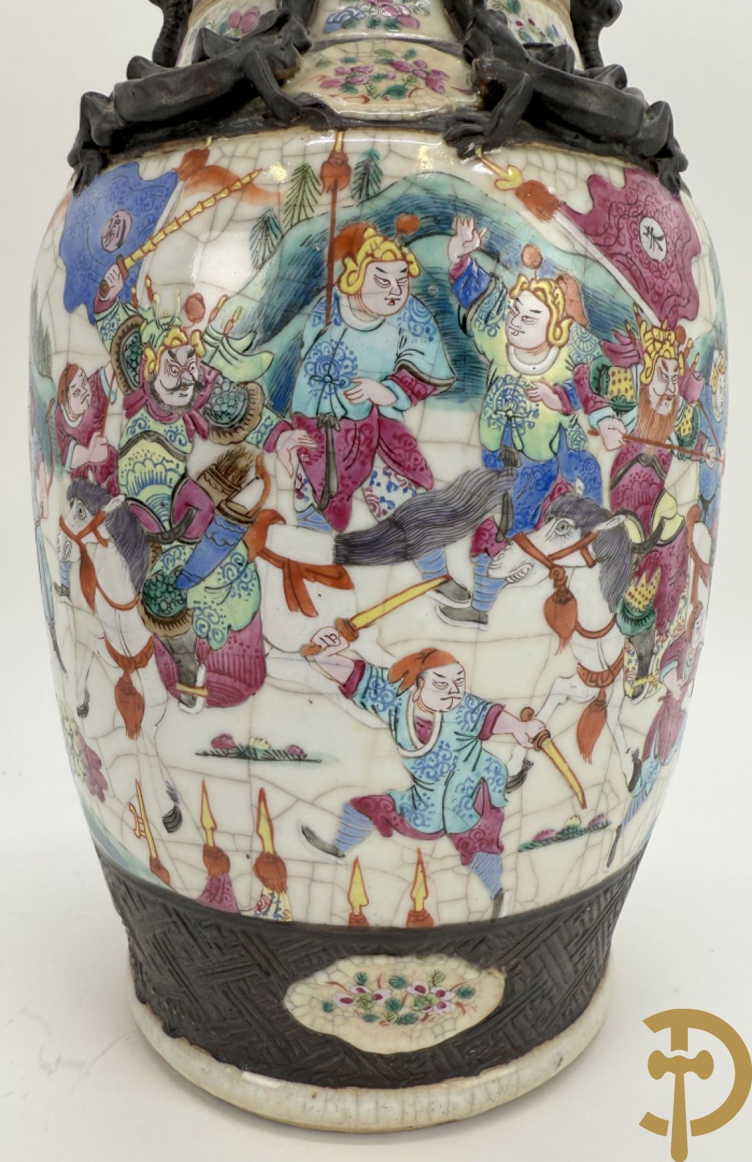 Paar Nankin vazen met dansende figuren en krijgertaferelen op houten sokkels