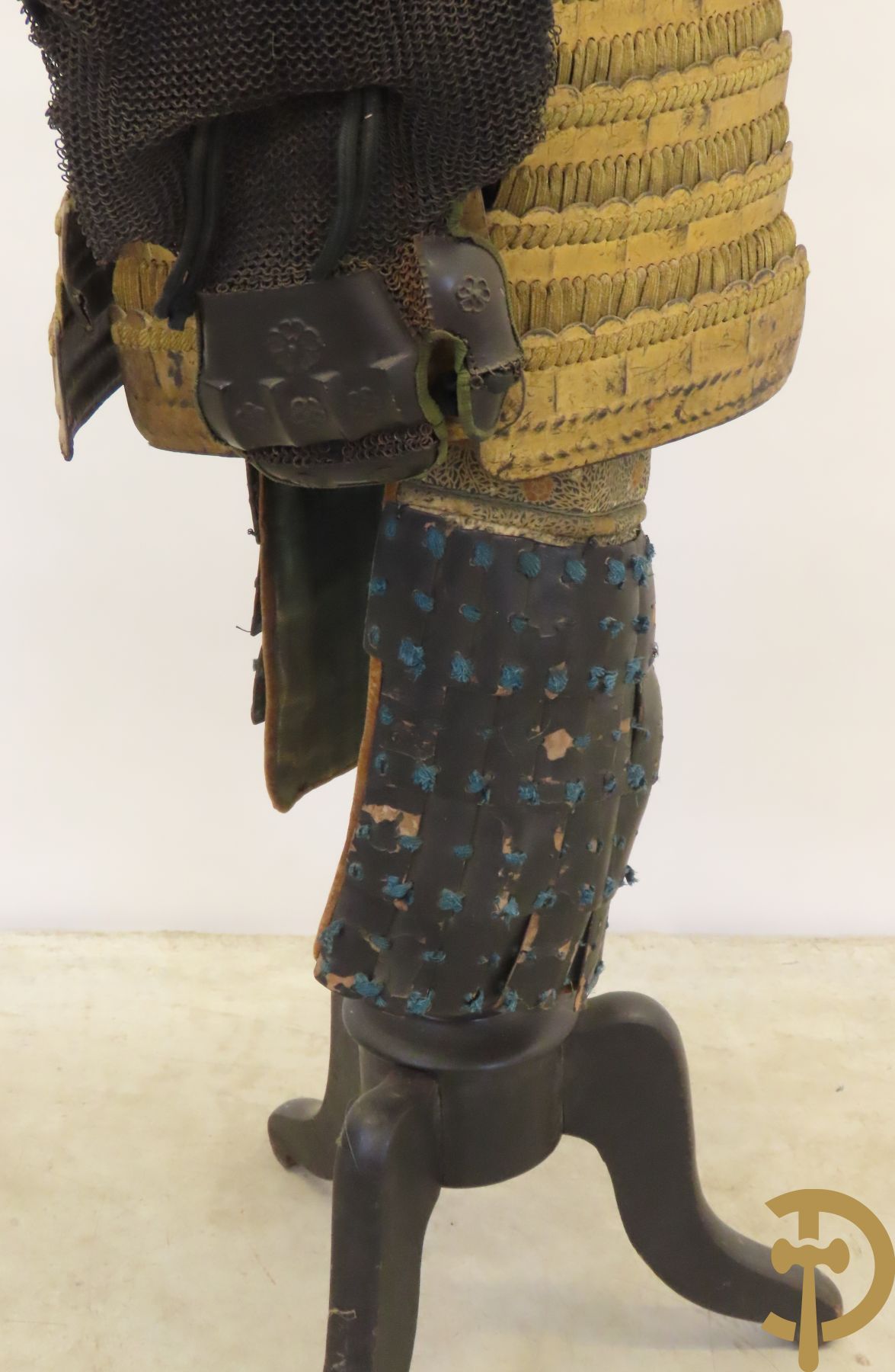 Aziatische antieke samurai uitrusting met helm gemonteerd op statief - type Okegawa Gusoku van ijzer en Kusari in leder.