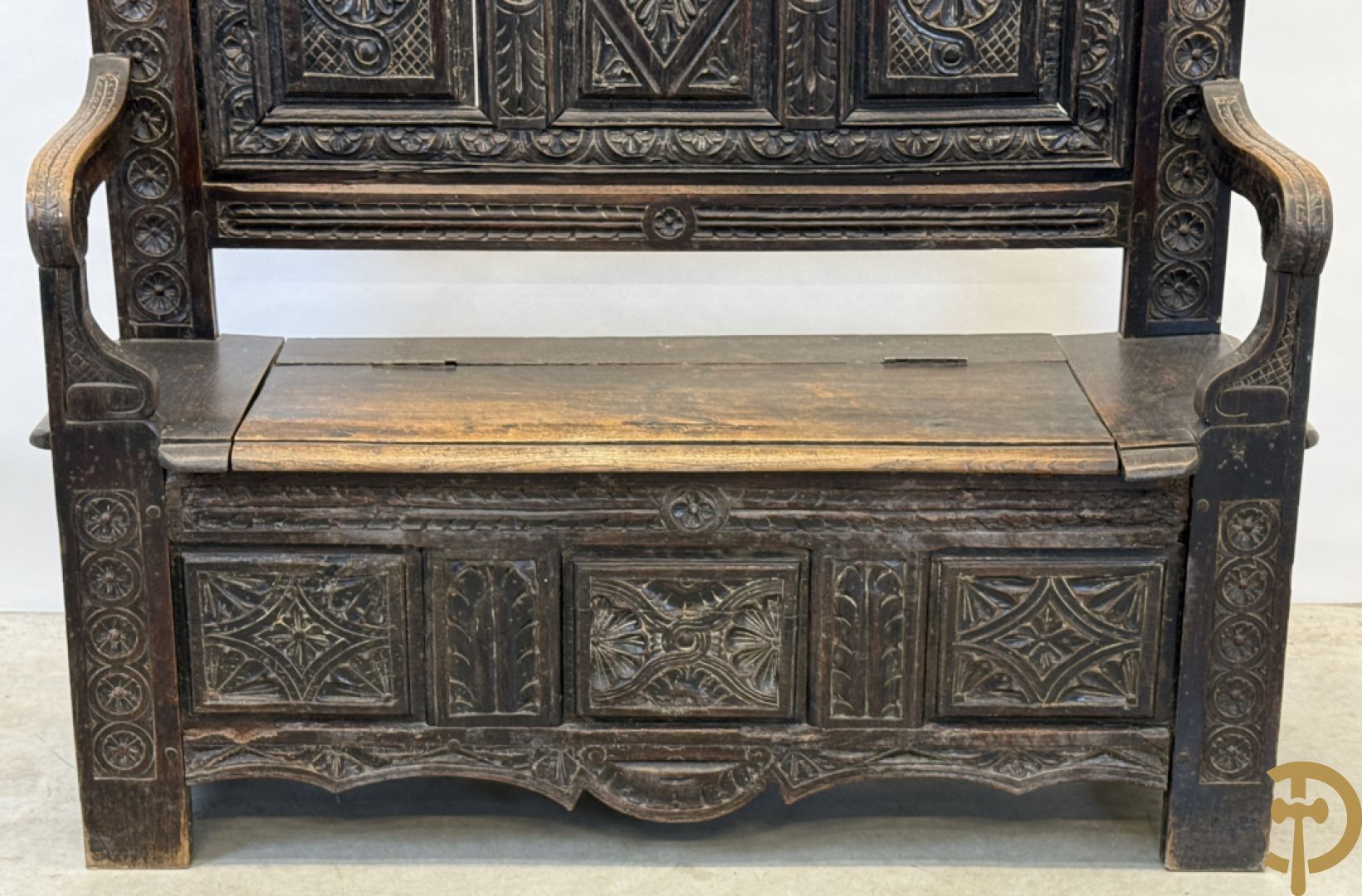 Massief eiken Engelse hall bank met gesculpteerde motieven