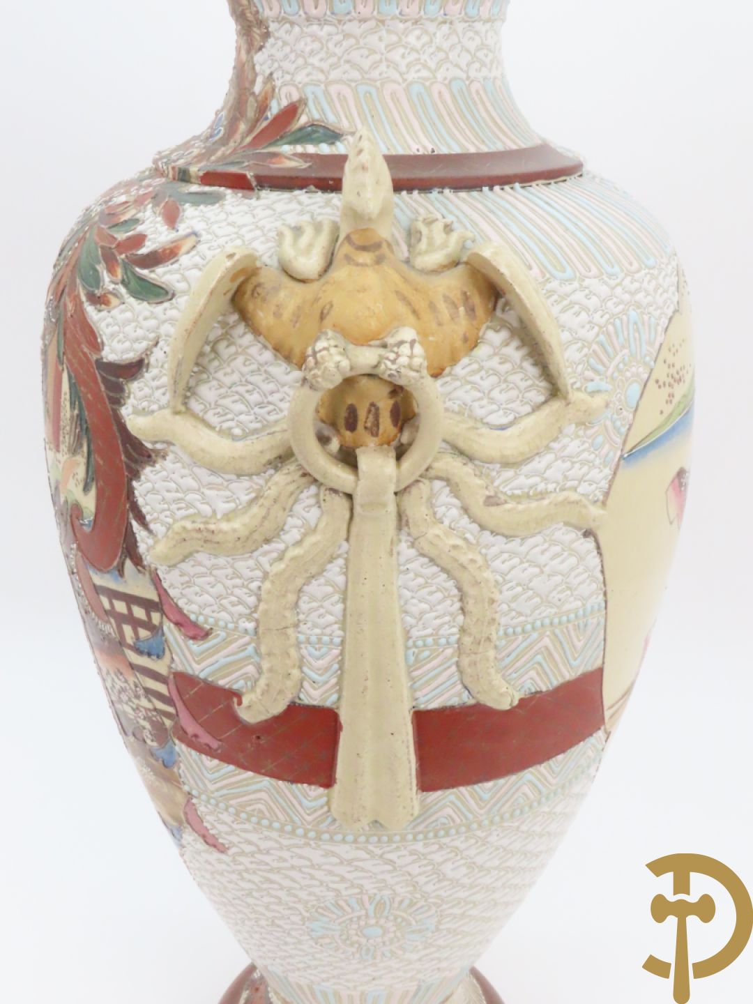 Paar Japanse Satsumat vazen met kijgerdecor en geanimeerde scènes, zijdelings met vogels bezet