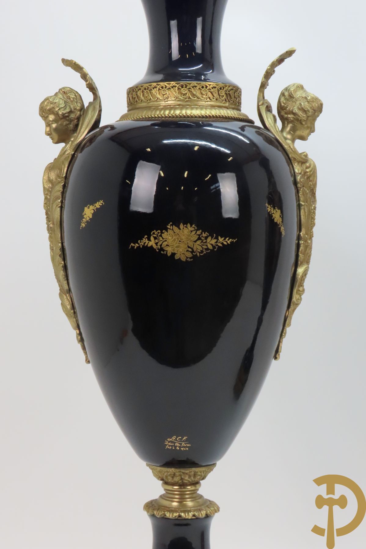 Paar Sèvres stijlvazen met geanimeerd romantisch decor, zijdelings bezet met bronzen medusahoofden, Rouly getekend