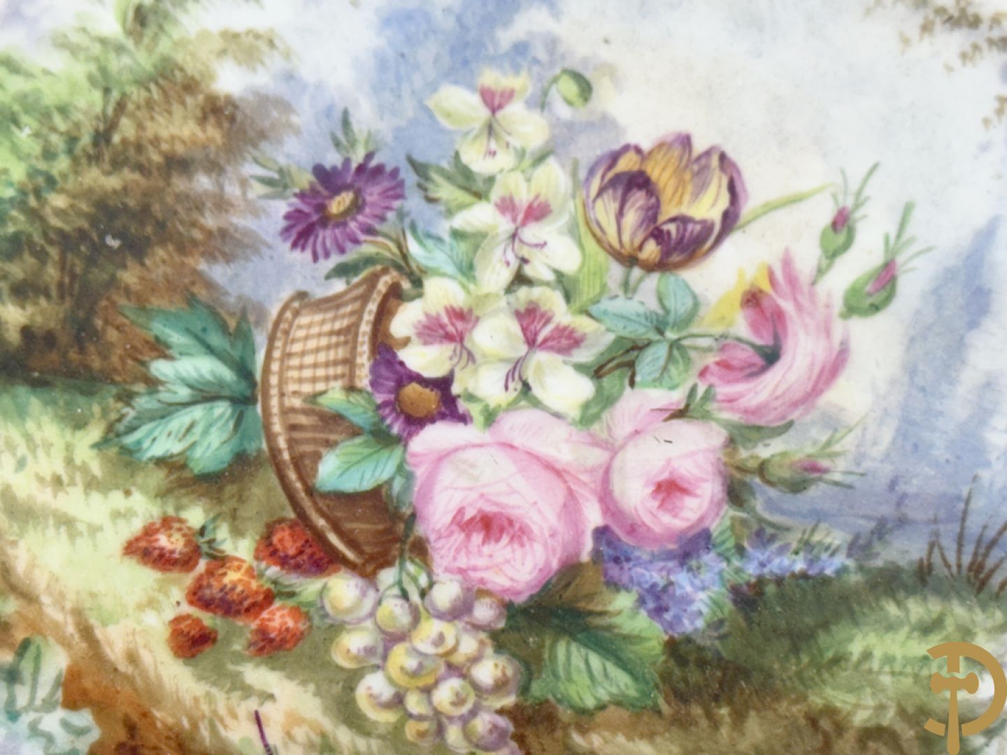 Porseleinen coupe met centraal tafereel en omringd met bloemendecor, gevat in bronzen houder