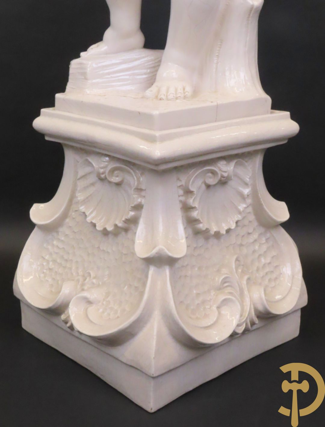 Engel met druiventrossen in Italiaanse majolica op sokkel