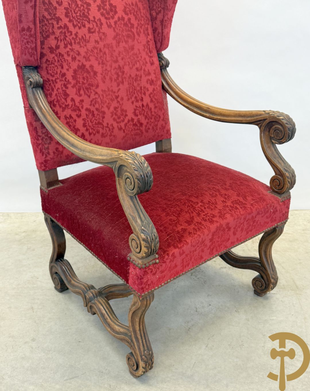 Paar armzetels met voluutvormige armleuningen, bordeaux stof, gesculpteerd met accanthusranken + Armzetel met bordeaux stof, vollutvormige armleunungen en gesculpteerd met accanthusranken