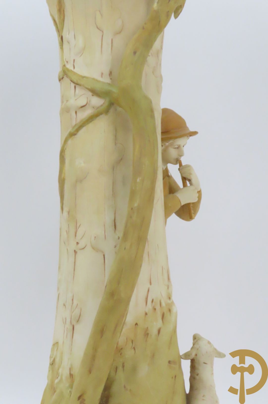 Paar Royal Dux vazen met herderpaar, gemerkt onderaan