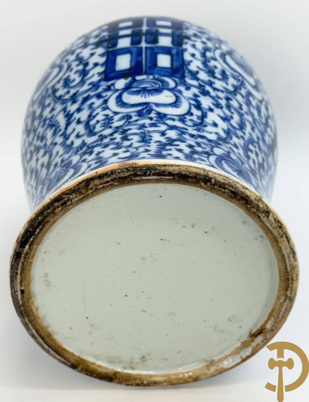 Paar blauw/witte Chinese porseleinen dekselpotiches met bloemen en Chinese tekens