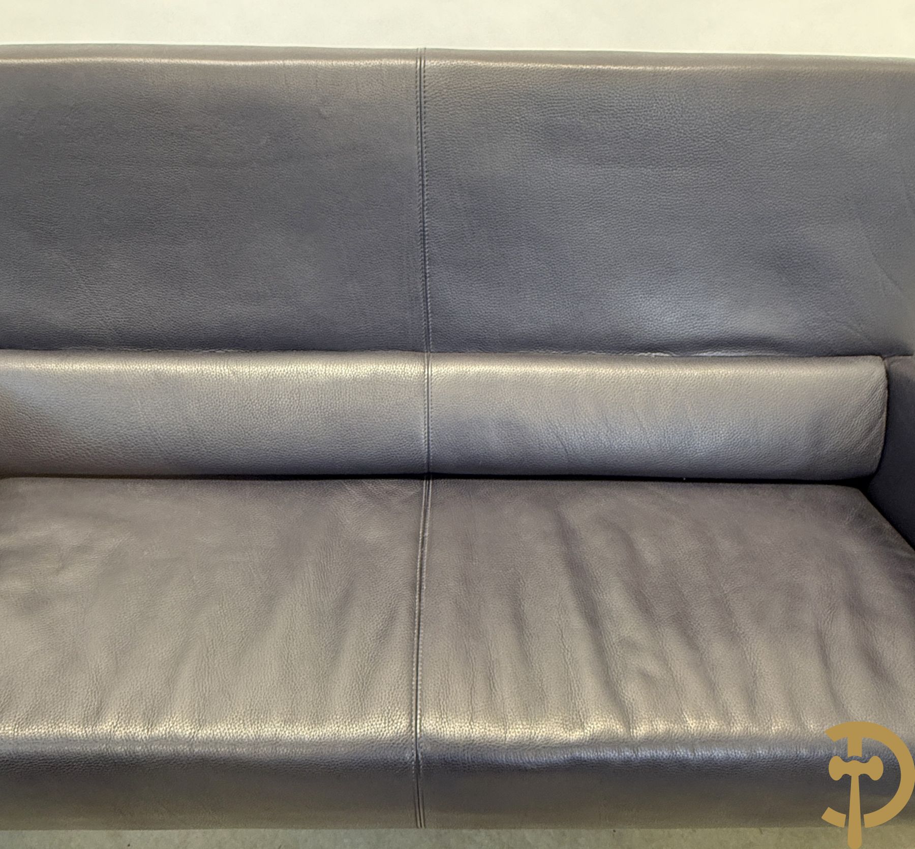 Blauw lederen salonensemble Durlet bestaande uit driezit, 2 fauteuils, 2 voetbankjes en bijzettafeltje met leder overtrokken