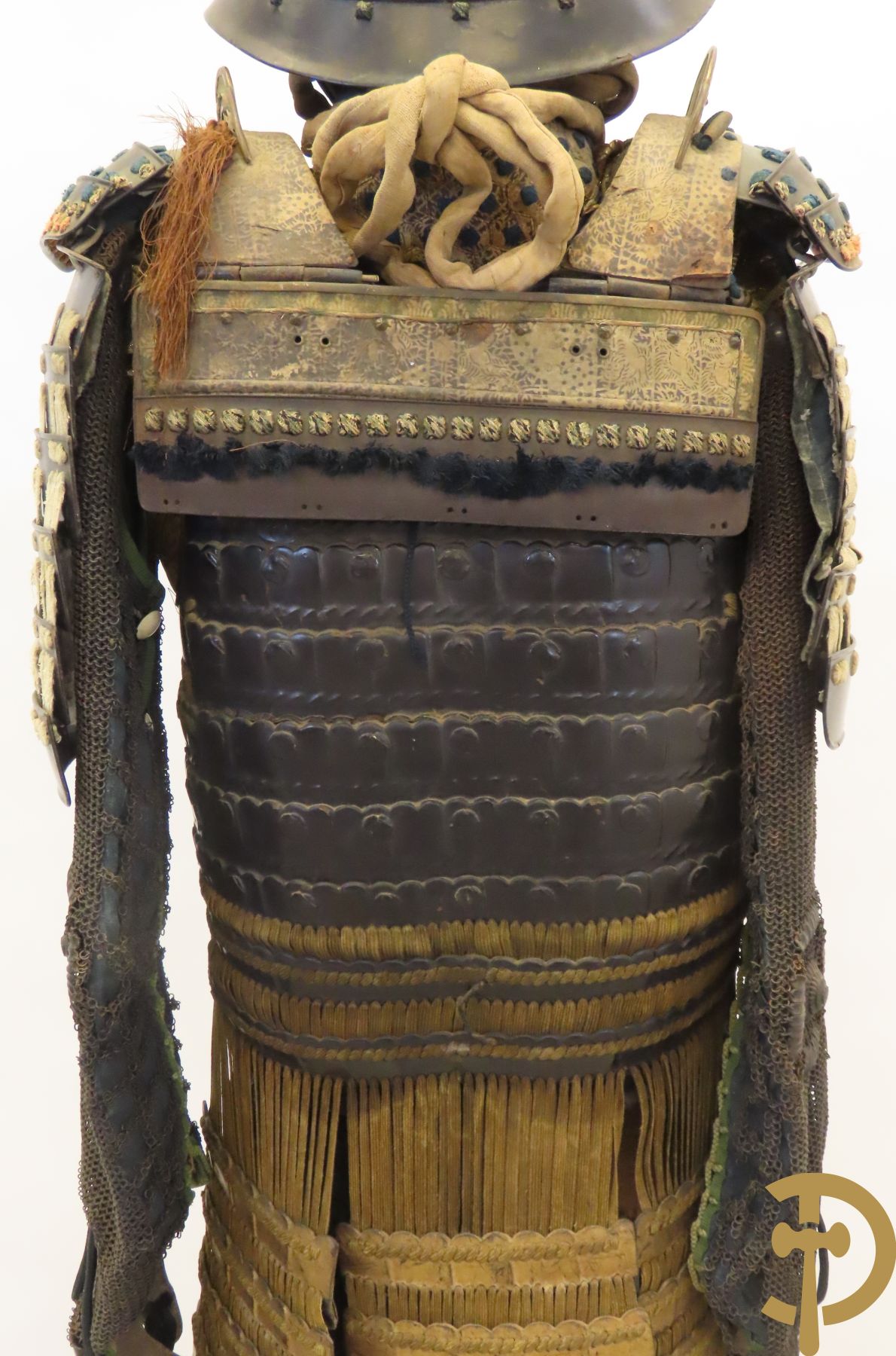 Aziatische antieke samurai uitrusting met helm gemonteerd op statief - type Okegawa Gusoku van ijzer en Kusari in leder.