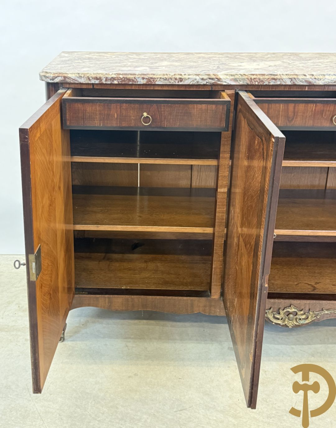 Notelaren driedeursdressoir met marmeren blad  bronzen sabots op de poten