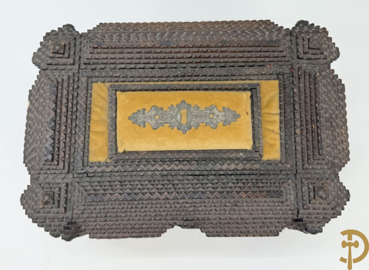 Schatkistje in gekarteld hout met velours bezet