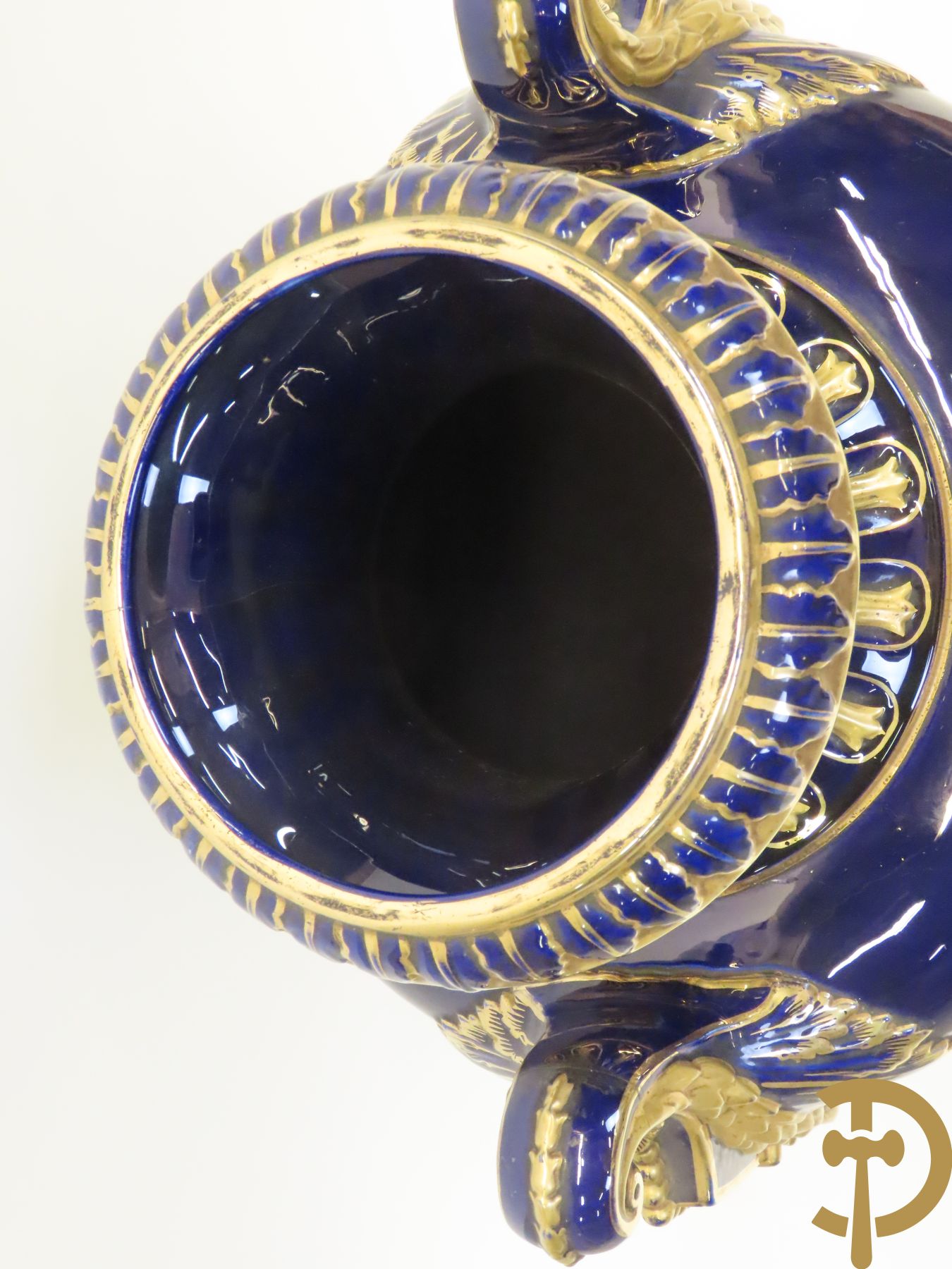 Grote kobaltblauwe porseleinen siervaas met deksel en accanthusranken opzij